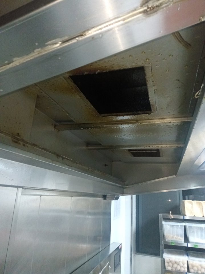 大型油烟机深度清洁：厨房空气质量的守护者 - 清洗前 - 郑州天得一国家一级资质团队作业实拍