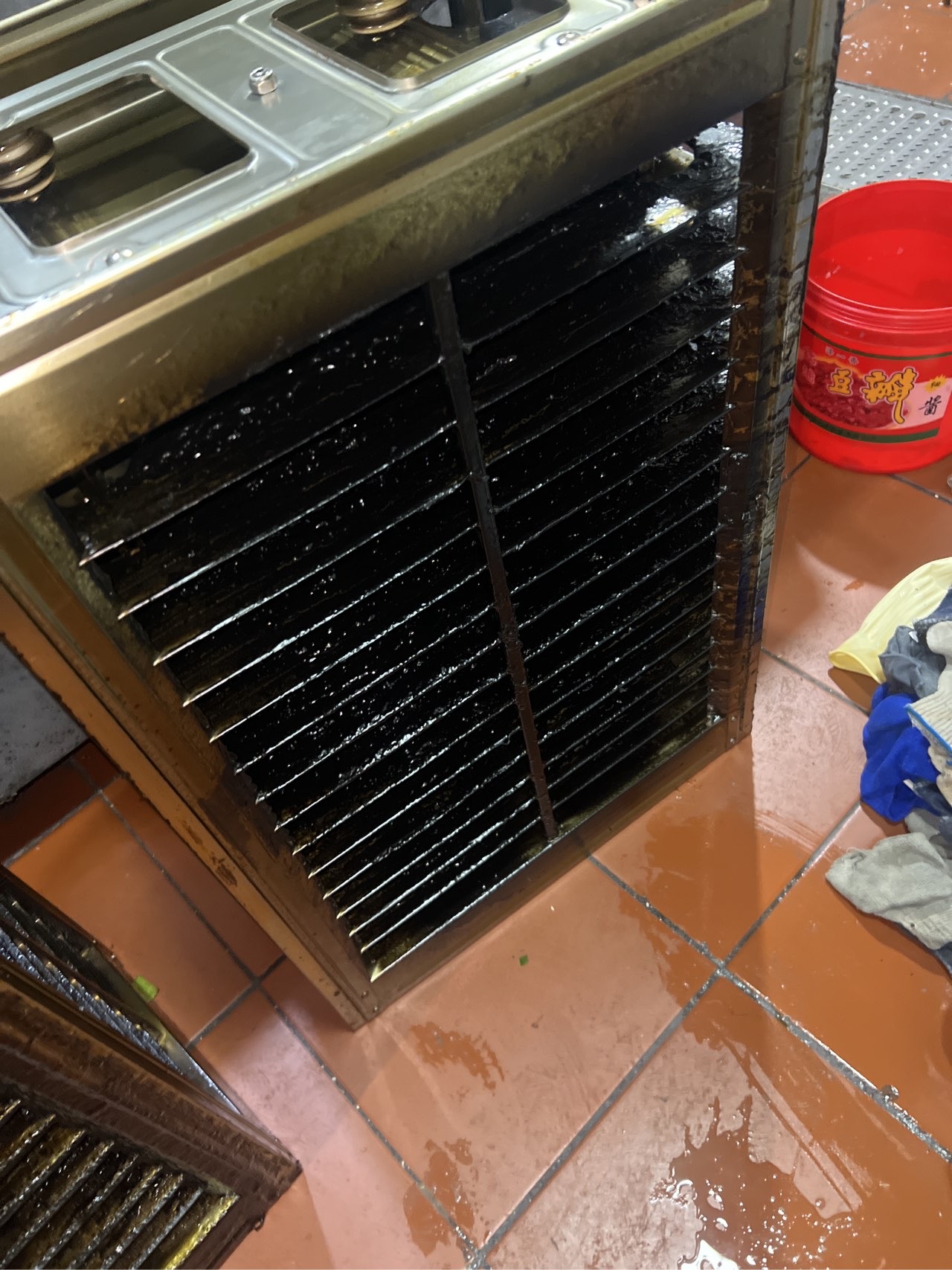 厨房油烟机大扫除，还原清新烹饪环境 - 清洗前 - 郑州天得一国家一级资质团队作业实拍