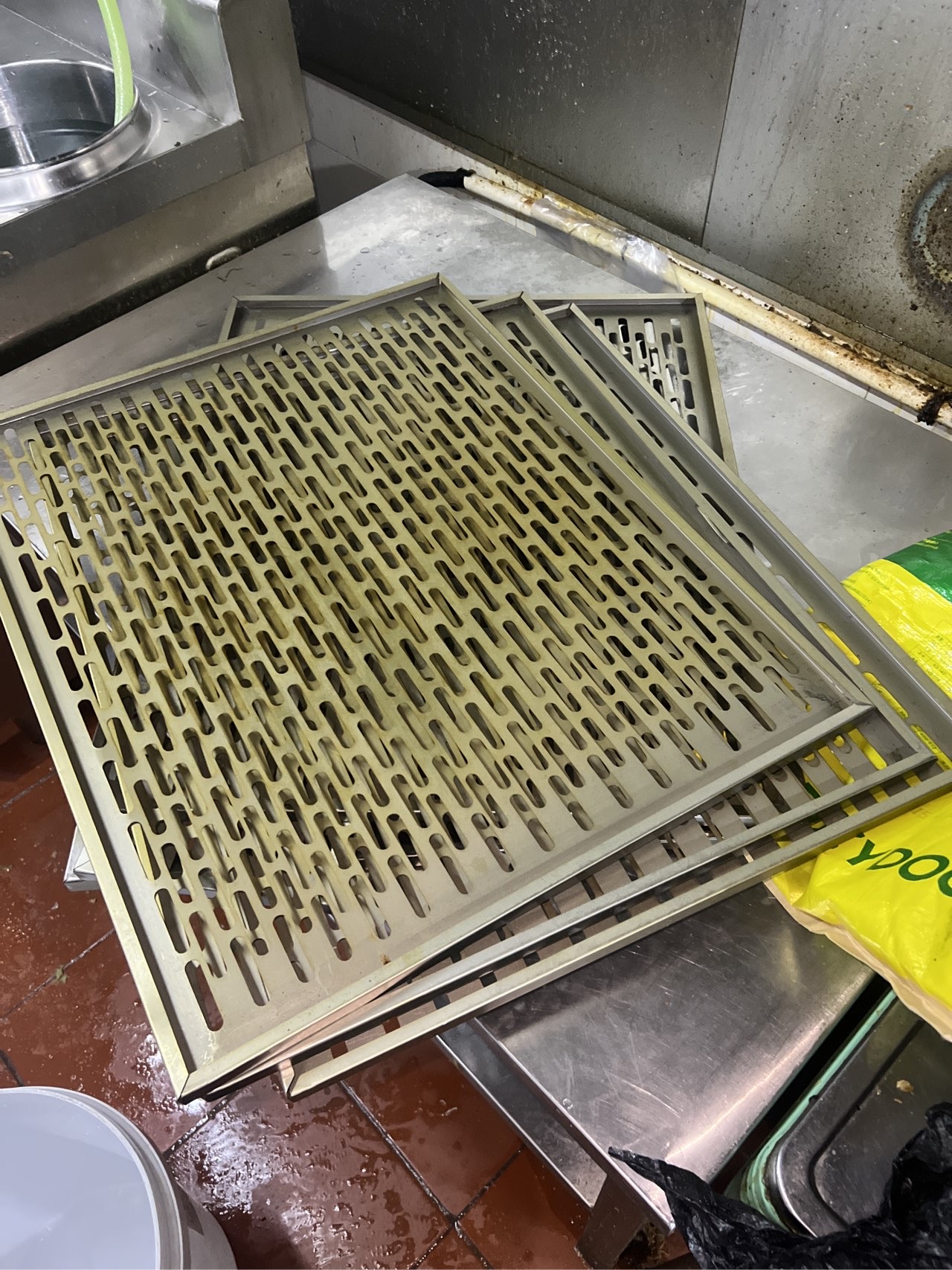 限时特惠！油烟机清洗直降 XX 元，速来抢购 - 清洗前 - 郑州天得一国家一级资质团队作业实拍