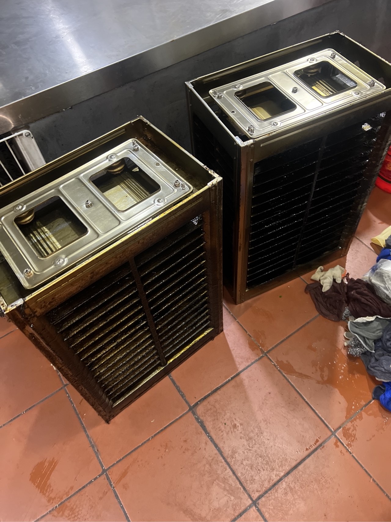 郑州荥阳市饭店烟道清洗大概多少钱一米 - 清洗前 - 郑州天得一国家一级资质团队作业实拍