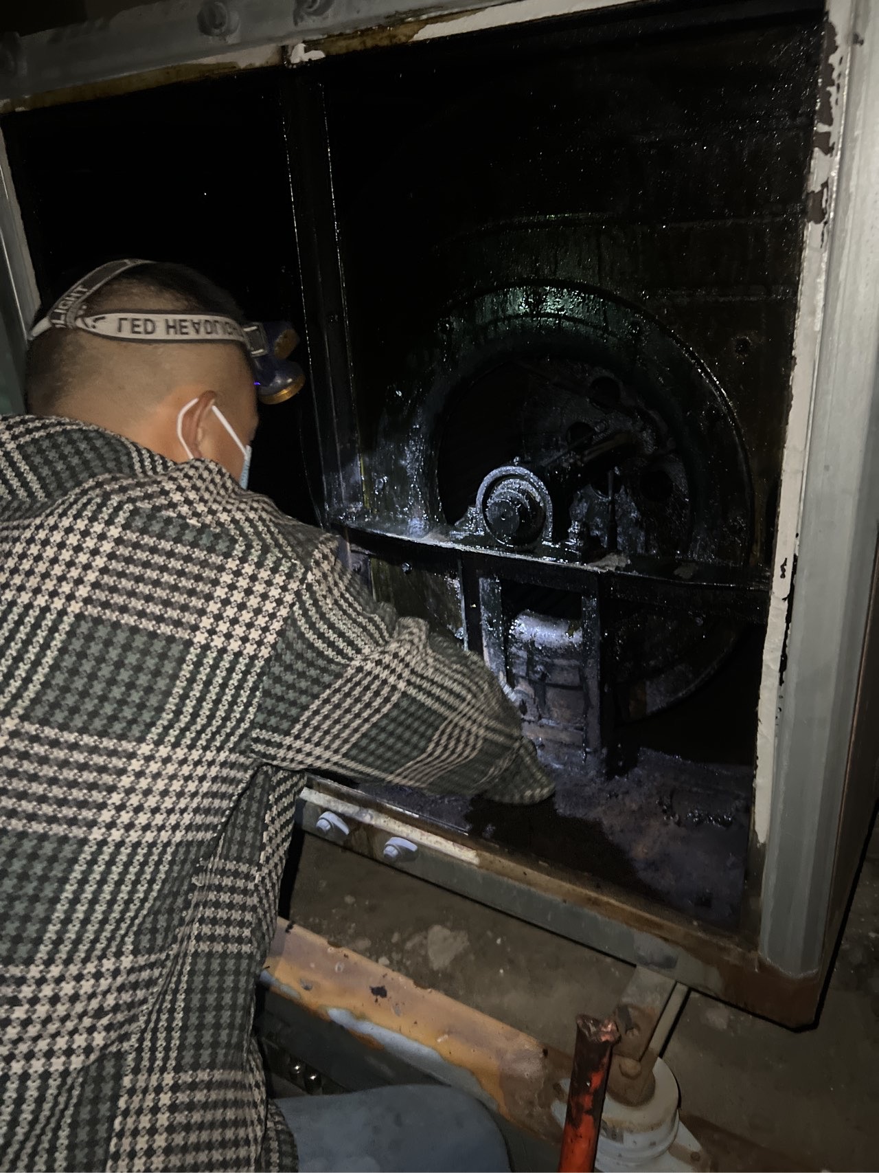 深度清洁油烟机，解决厨房油腻困扰 - 清洗前 - 郑州天得一国家一级资质团队作业实拍