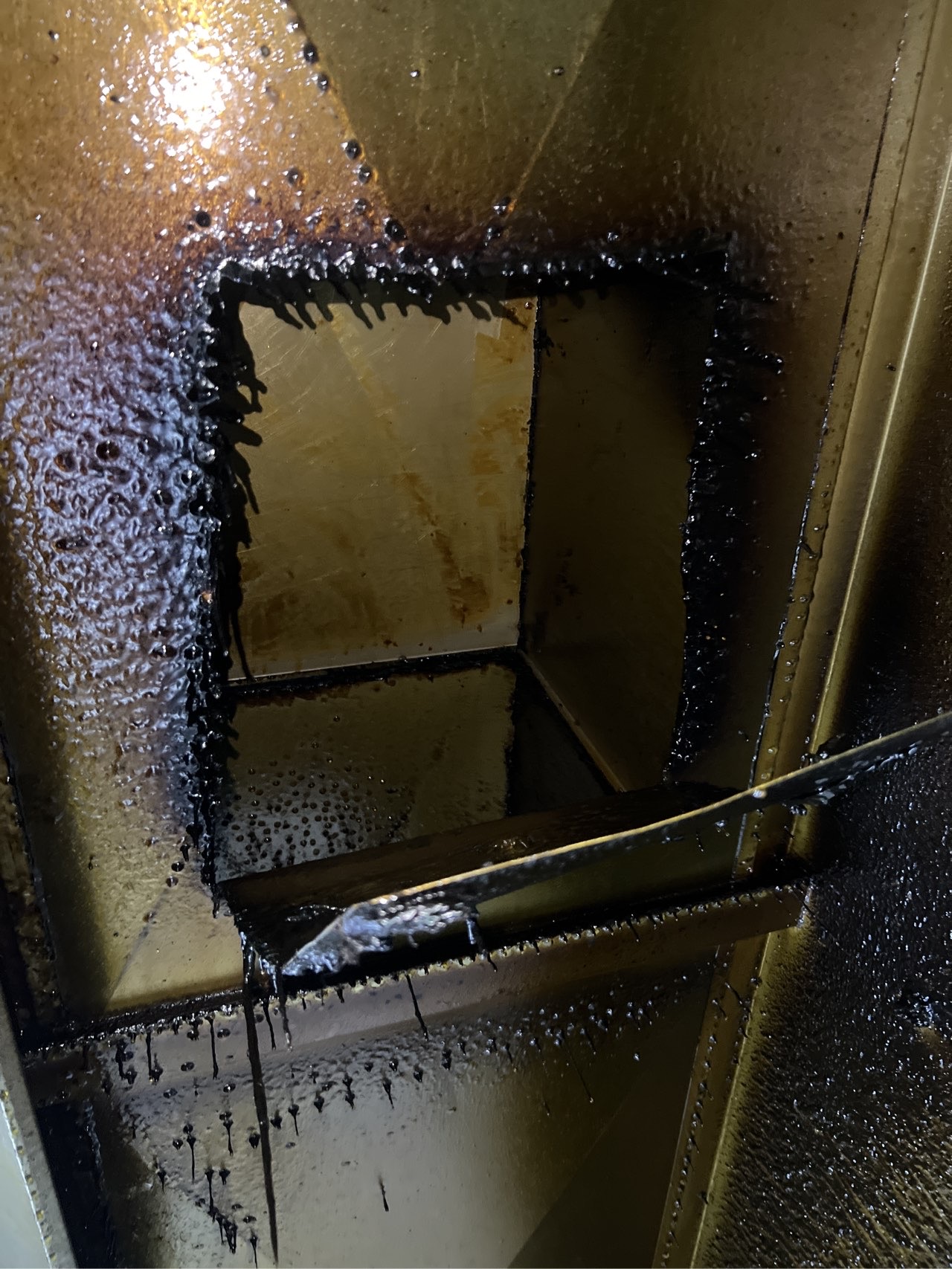 油烟机清洗+除菌，守护厨房健康安全 - 清洗前 - 郑州天得一国家一级资质团队作业实拍