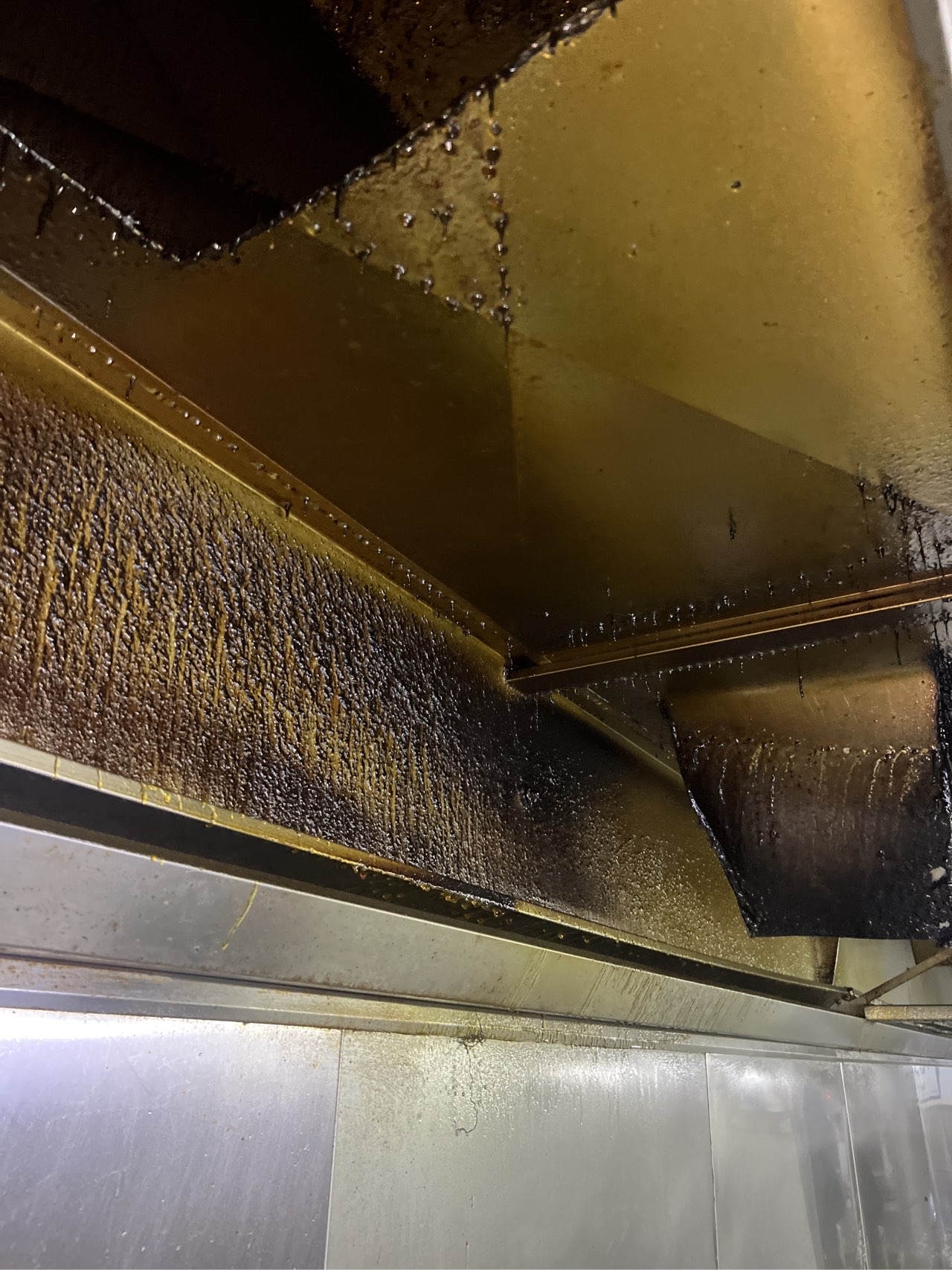 高品质油烟机清洗服务，彻底清洁，高效省心 - 清洗前 - 郑州天得一国家一级资质团队作业实拍