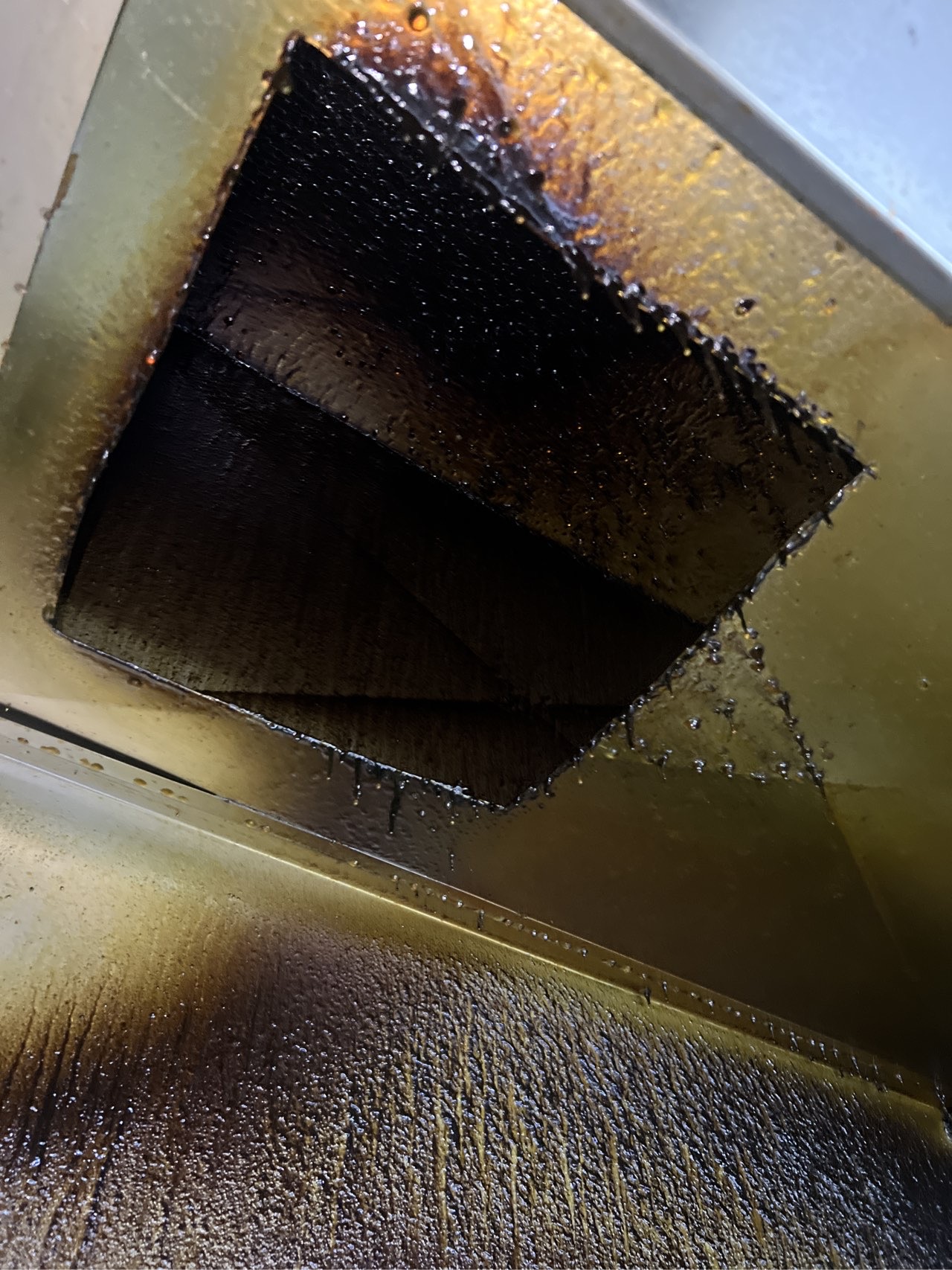 .经验丰富且专业的大型油烟机清洗，提供优质服务，赢得客户信赖。 - 清洗前 - 郑州天得一国家一级资质团队作业实拍