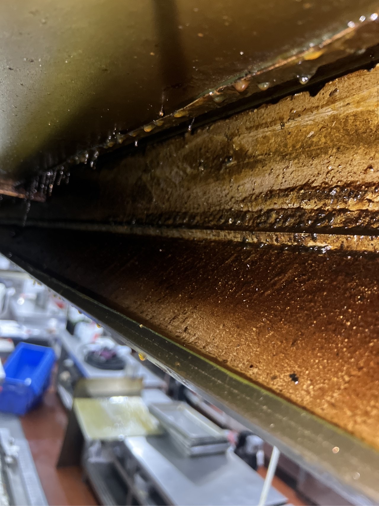 油烟机清洗特惠风暴，洁净厨房，清新生活从此刻开始书写 - 清洗前 - 郑州天得一国家一级资质团队作业实拍