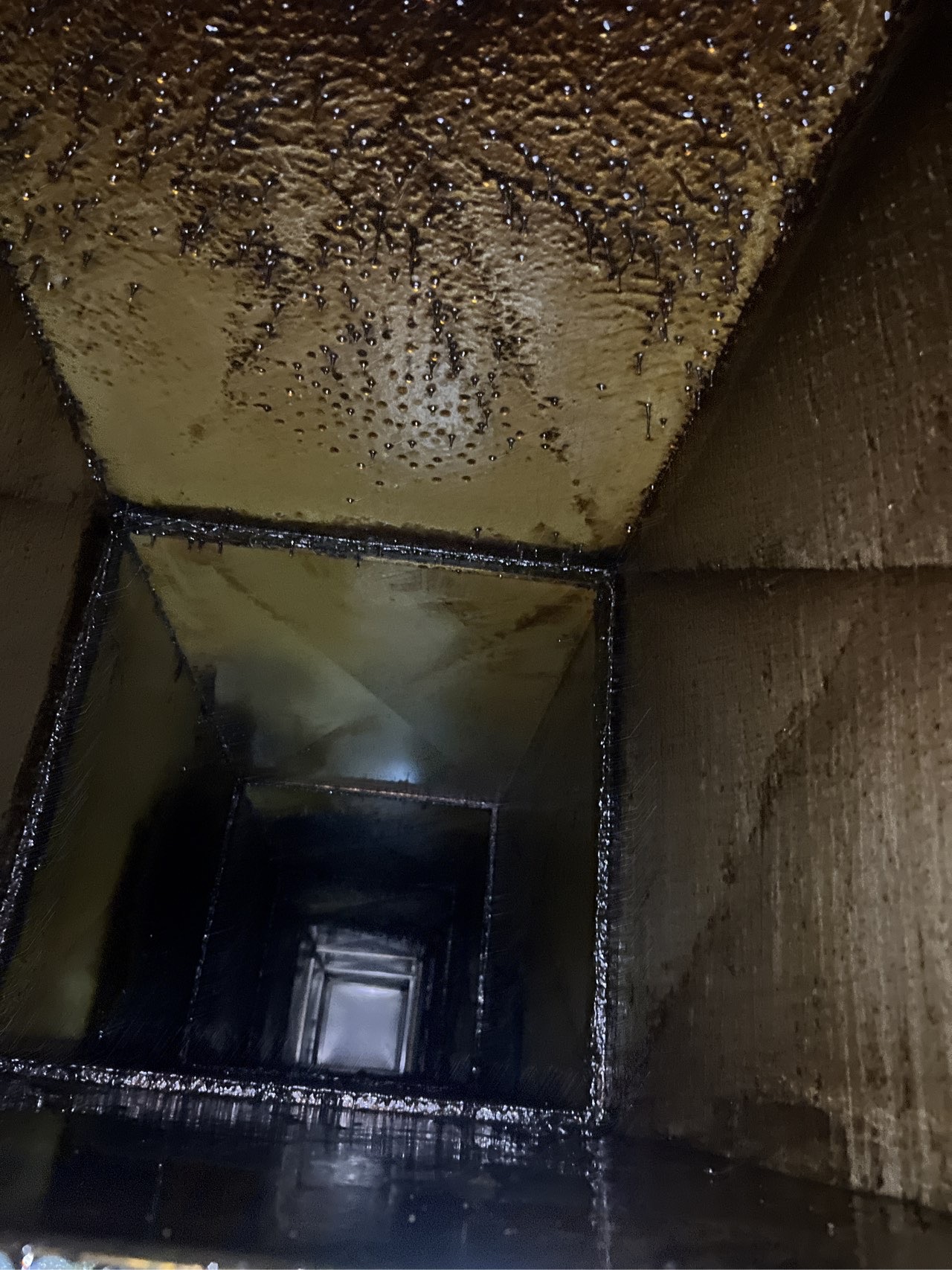 油烟机清洗特惠,限时抢购享不停 - 清洗前 - 郑州天得一国家一级资质团队作业实拍