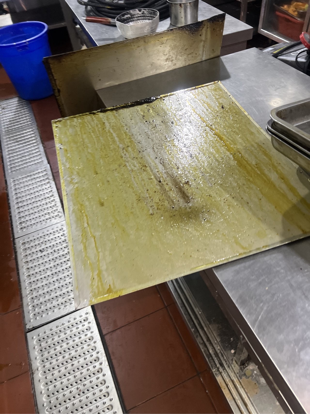 周口酒店油烟机清洗费用是多少 - 清洗前 - 郑州天得一国家一级资质团队作业实拍