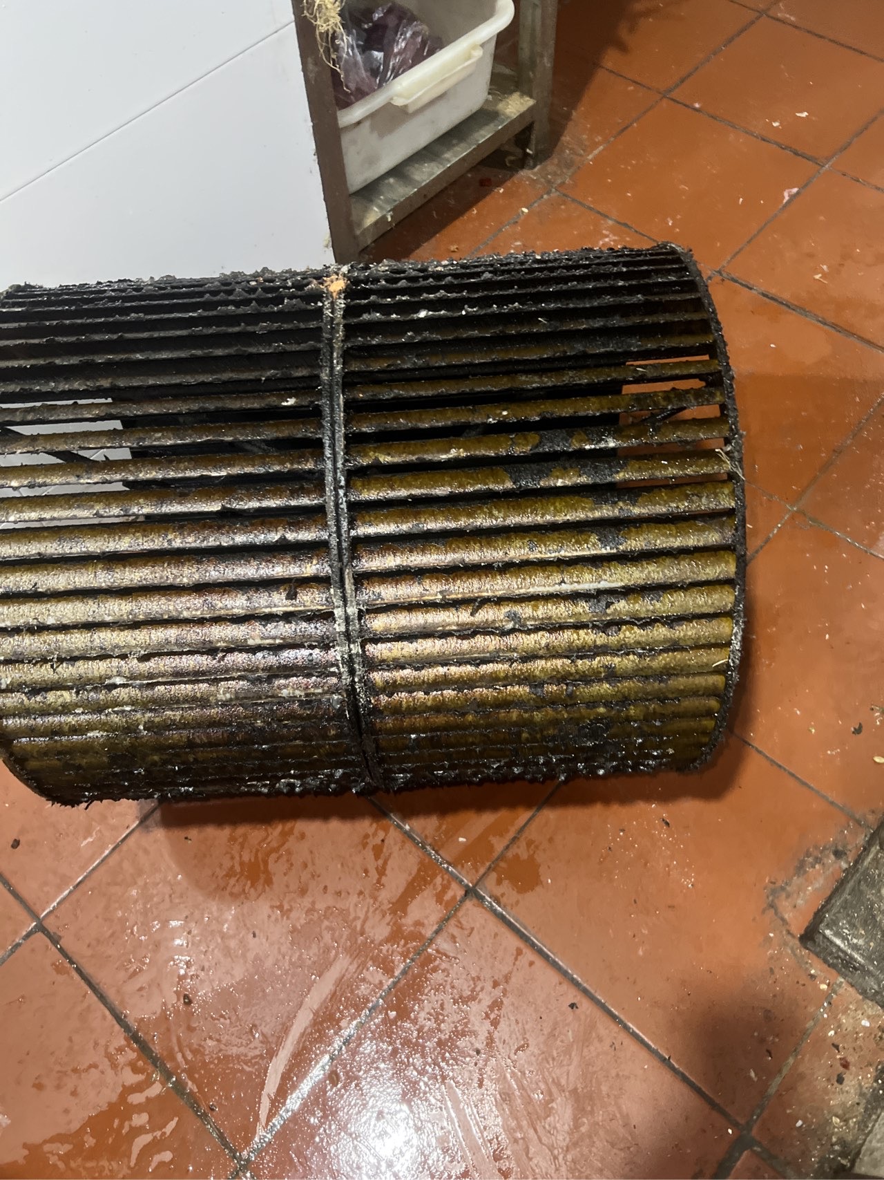 环保清洁剂,绿色清洗油烟机,守护家庭健康 - 清洗前 - 郑州天得一国家一级资质团队作业实拍