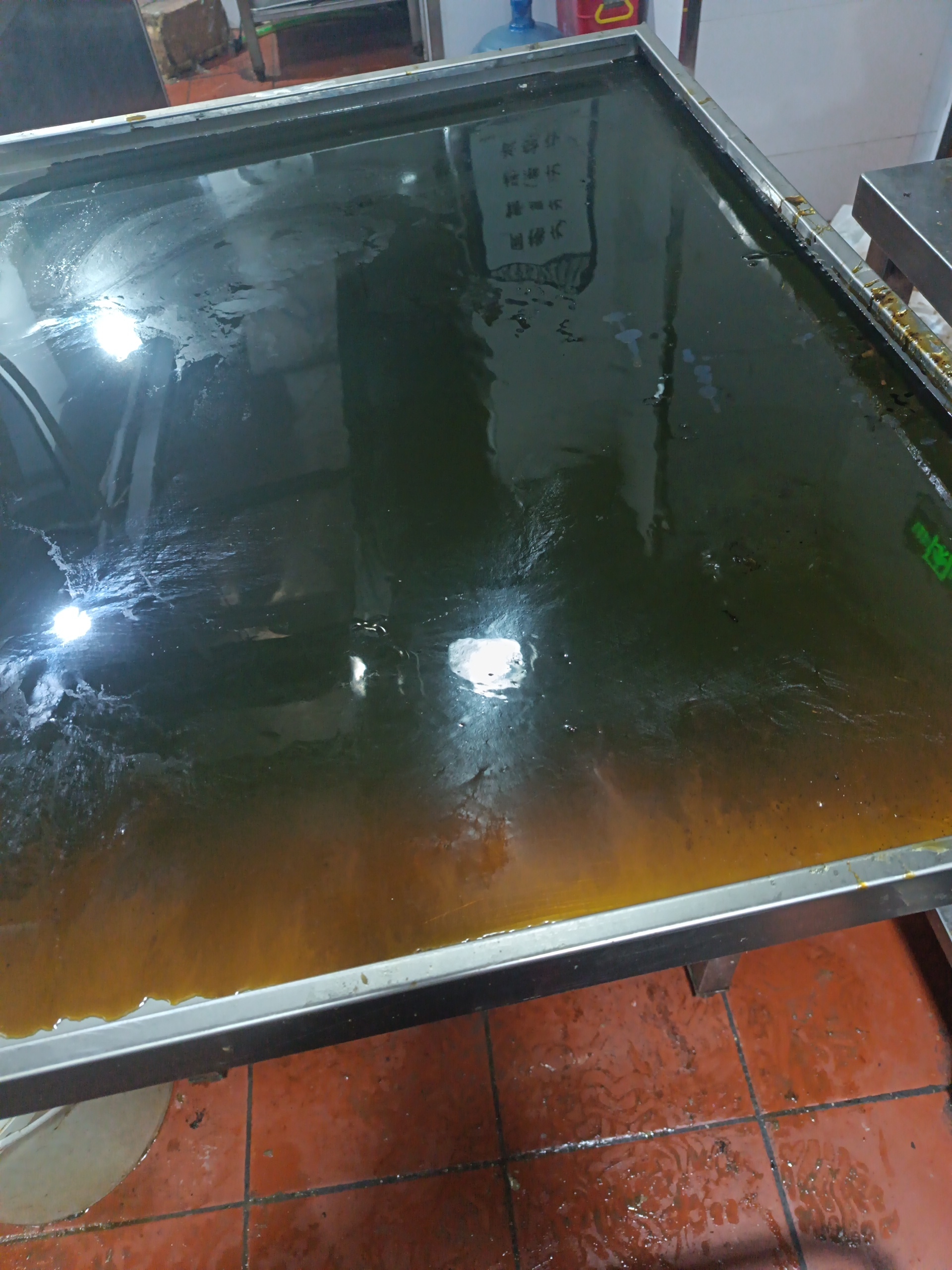 河南大型油烟机清洗,选用优质清洁剂,确保食品安全。 - 清洗前 - 郑州天得一国家一级资质团队作业实拍