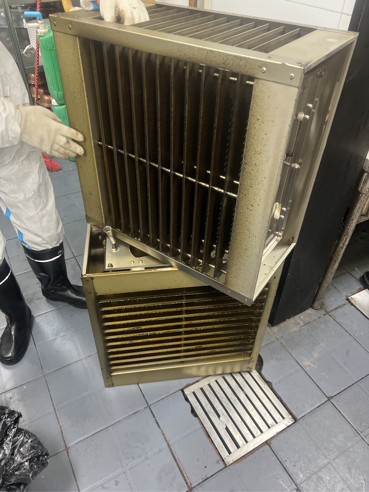 高效油烟机清洗,厨房环境更舒适宜人 - 清洗前 - 郑州天得一国家一级资质团队作业实拍