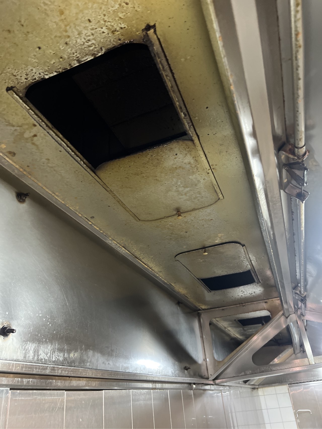 中原区商用油烟机随时到店清洗，高效去除顽固油垢。 - 清洗前 - 郑州天得一国家一级资质团队作业实拍