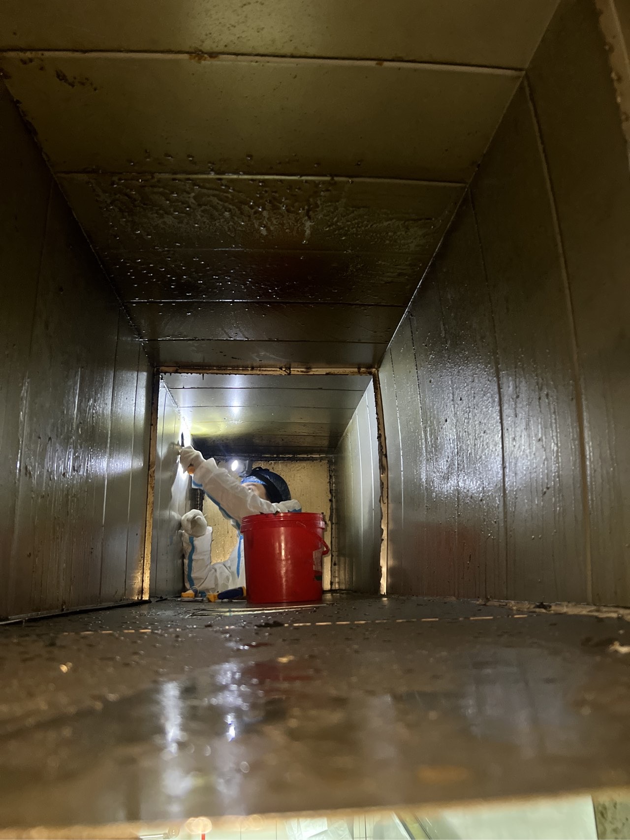 油烟机清洗特惠来袭，厨房清新蜕变，烹饪更添优雅风情 - 清洗前 - 郑州天得一国家一级资质团队作业实拍