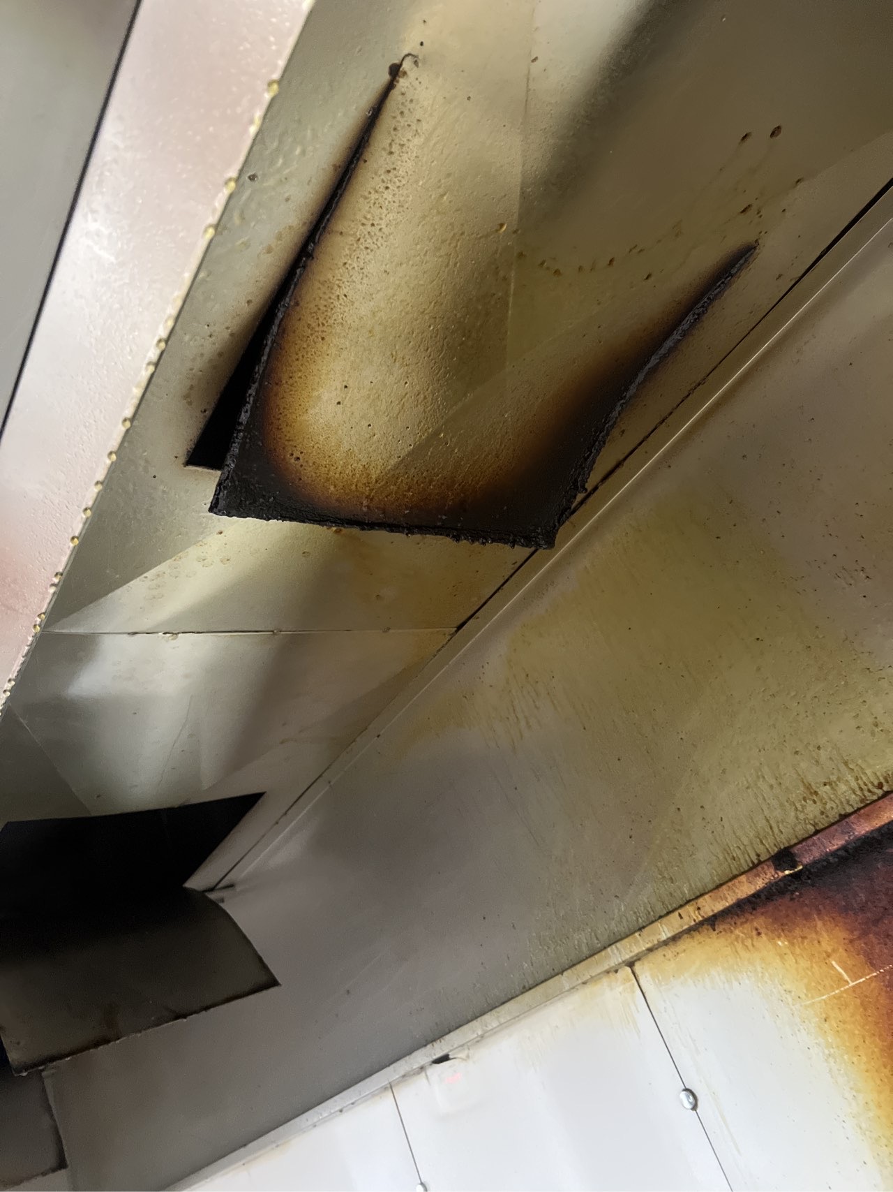 专业油烟机清洗，厨房更宽敞明亮，清新烹饪时光更自由 - 清洗前 - 郑州天得一国家一级资质团队作业实拍