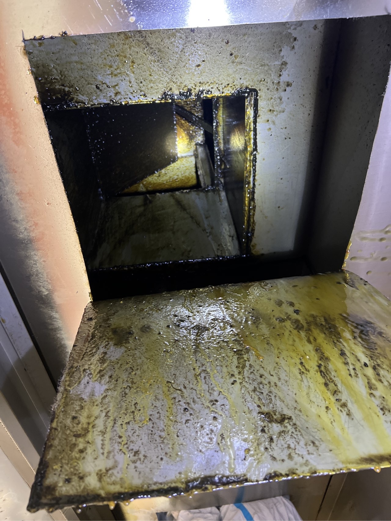 采用最新技术深层清洁不留痕迹 - 清洗前 - 郑州天得一国家一级资质团队作业实拍