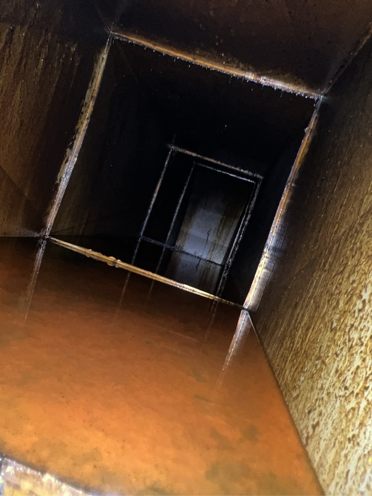 郑州荥阳市本地正规的排烟罩油垢清洗服务商 - 清洗前 - 郑州天得一国家一级资质团队作业实拍