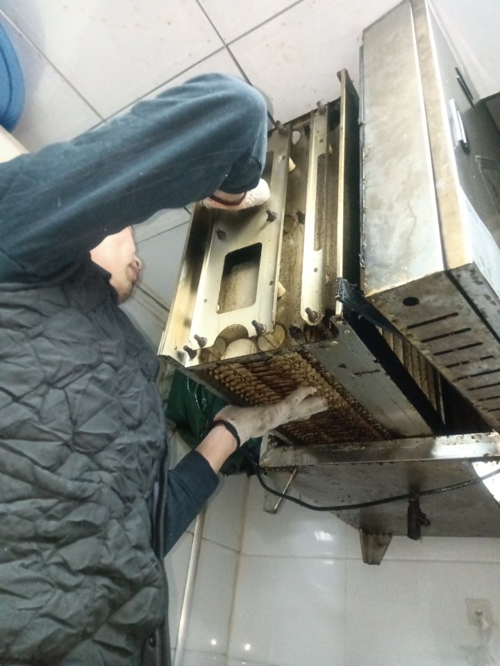 油烟机清洗特惠风暴，洁净厨房，清新生活从烹饪的每一刻开始 - 清洗前 - 郑州天得一国家一级资质团队作业实拍