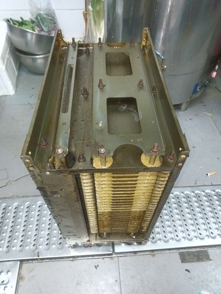 专业解读:企业食堂静电油烟净化器清洗火灾预防 - 清洗前 - 郑州天得一国家一级资质团队作业实拍