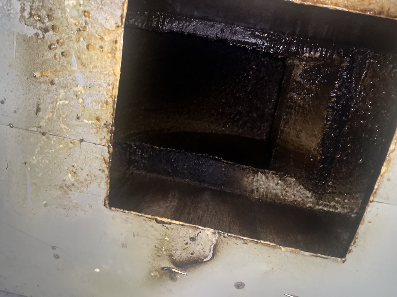 开封餐厅厨房油烟机清洗操作流程 - 清洗前 - 郑州天得一国家一级资质团队作业实拍