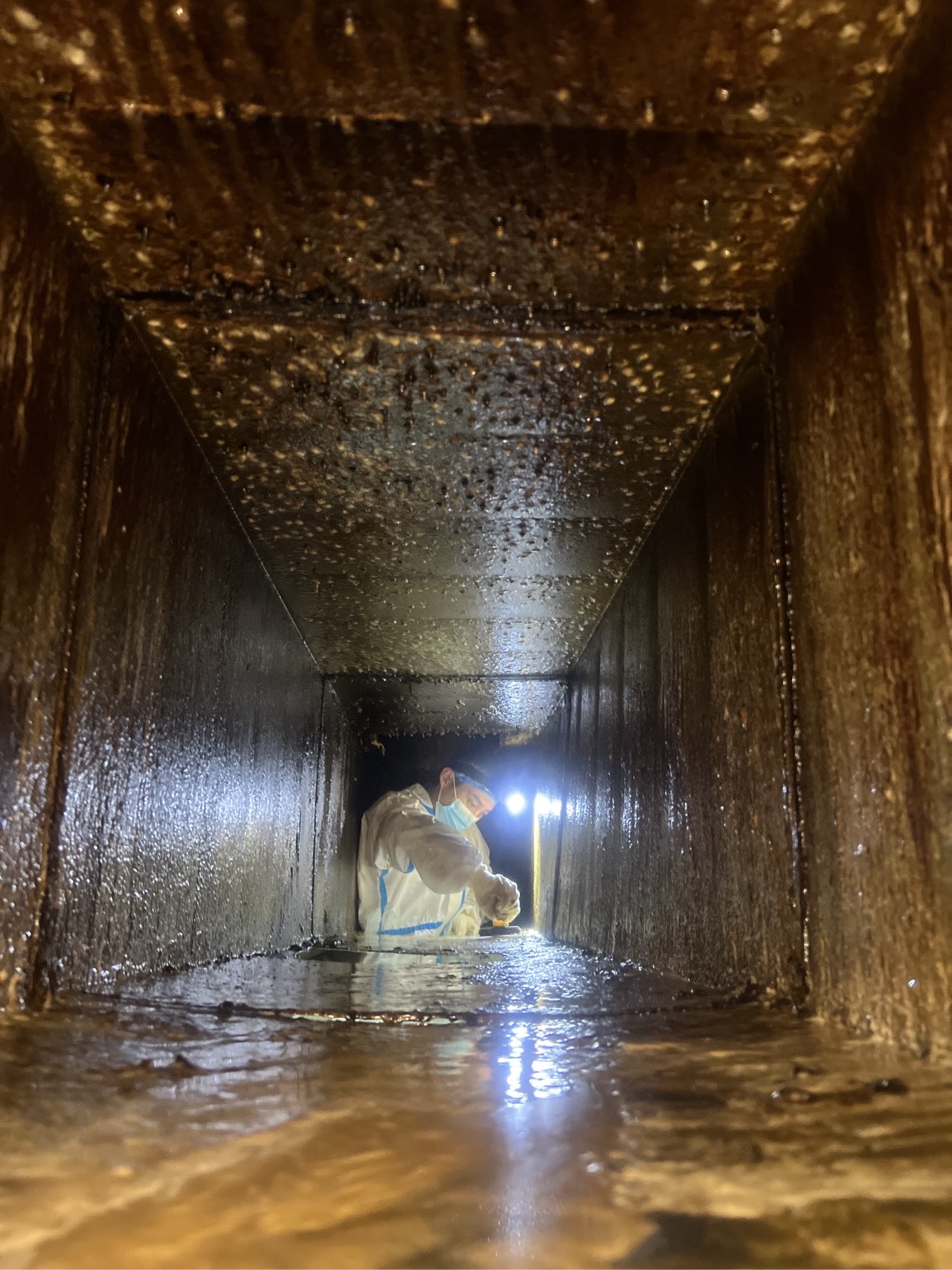 厨房油烟机全面净化，油烟烦恼一扫光，清新厨房更惬意 - 清洗前 - 郑州天得一国家一级资质团队作业实拍