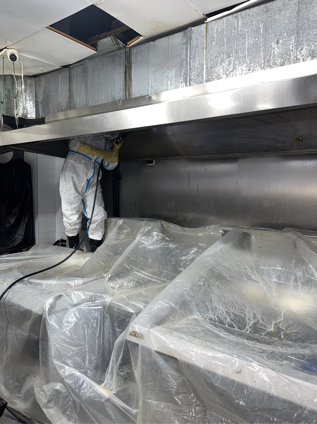 商丘酒店油烟机清洗费用是多少 - 清洗前 - 郑州天得一国家一级资质团队作业实拍