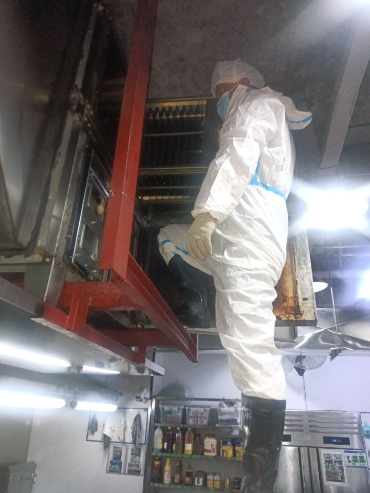 深度油烟机清洁，还原厨房清新雅致，享受健康生活 - 清洗前 - 郑州天得一国家一级资质团队作业实拍