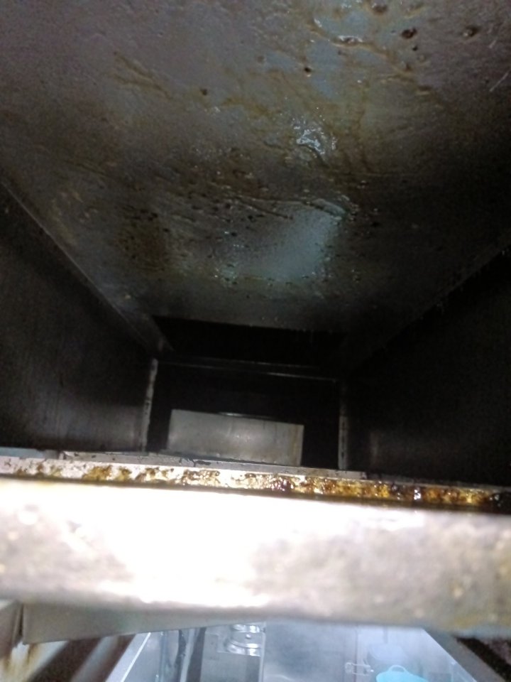 智能油烟机清洗方案,让清洁更轻松 - 清洗前 - 郑州天得一国家一级资质团队作业实拍