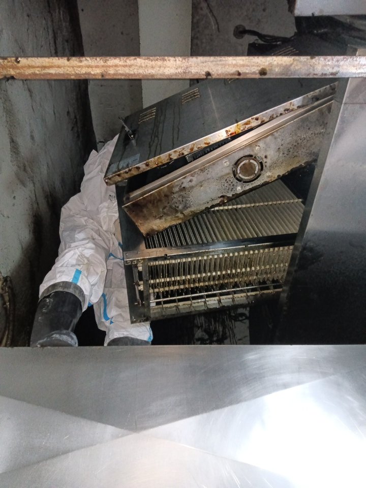 油烟机清洗专家,为您的厨房增添活力 - 清洗前 - 郑州天得一国家一级资质团队作业实拍