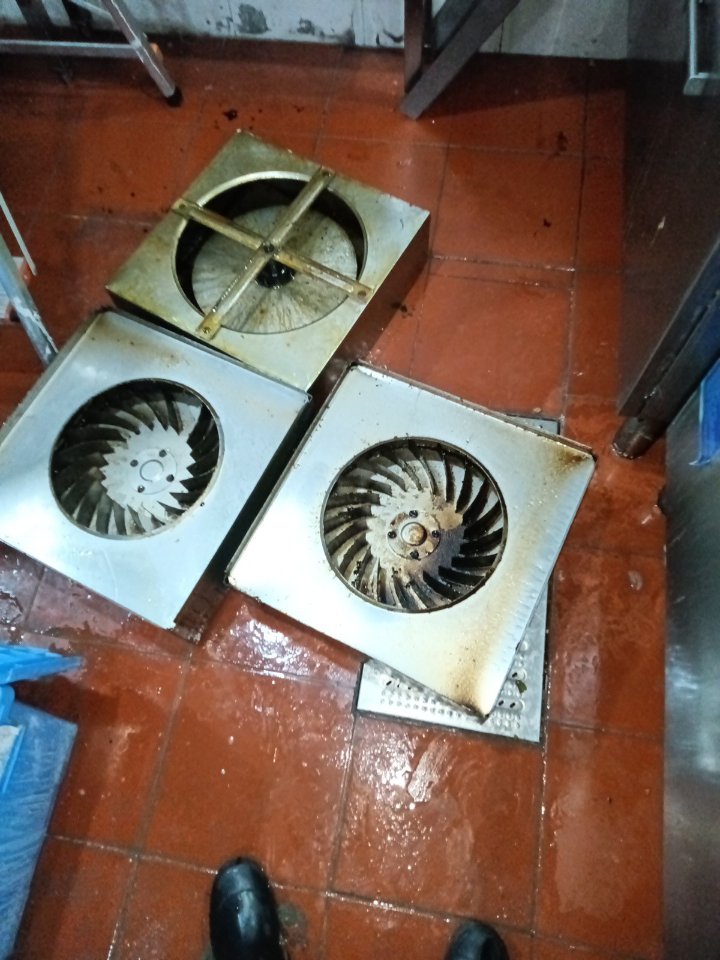 油烟机专业清洗,厨房清新如初 - 清洗前 - 郑州天得一国家一级资质团队作业实拍