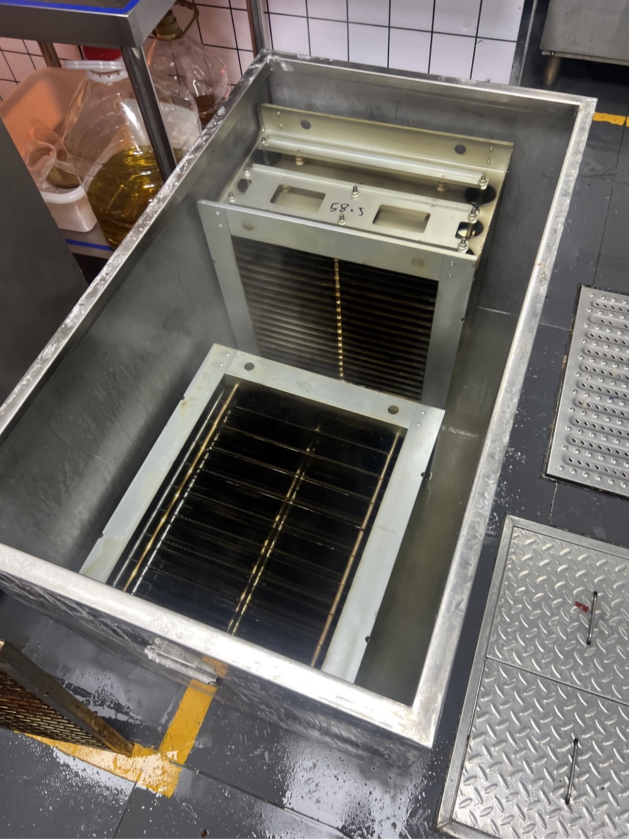 郑州本地推荐：郑州巩义市商场餐饮店铺排烟管道消防验收标准 - 清洗前 - 郑州天得一国家一级资质团队作业实拍