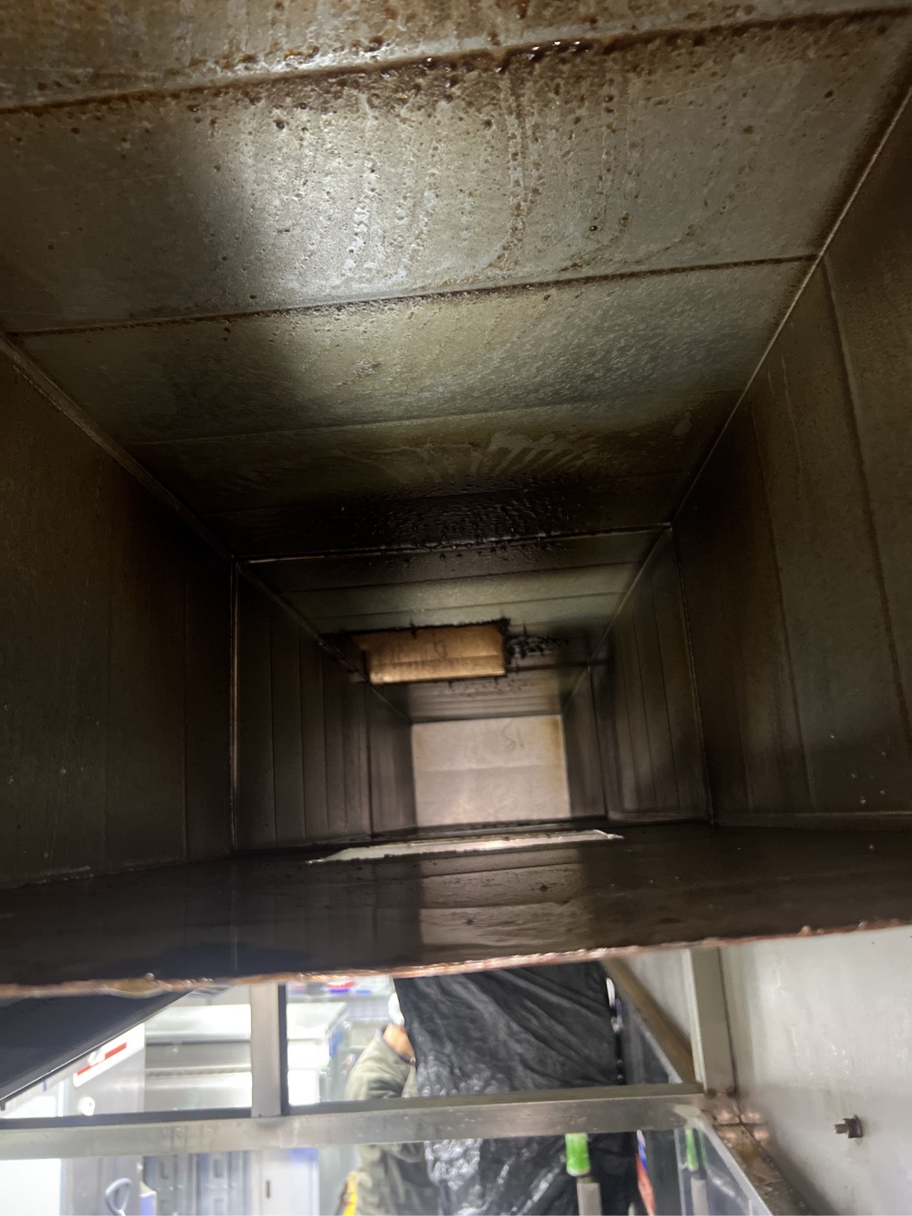 专业油烟机清洗,让厨房空气更纯净 - 清洗前 - 郑州天得一国家一级资质团队作业实拍