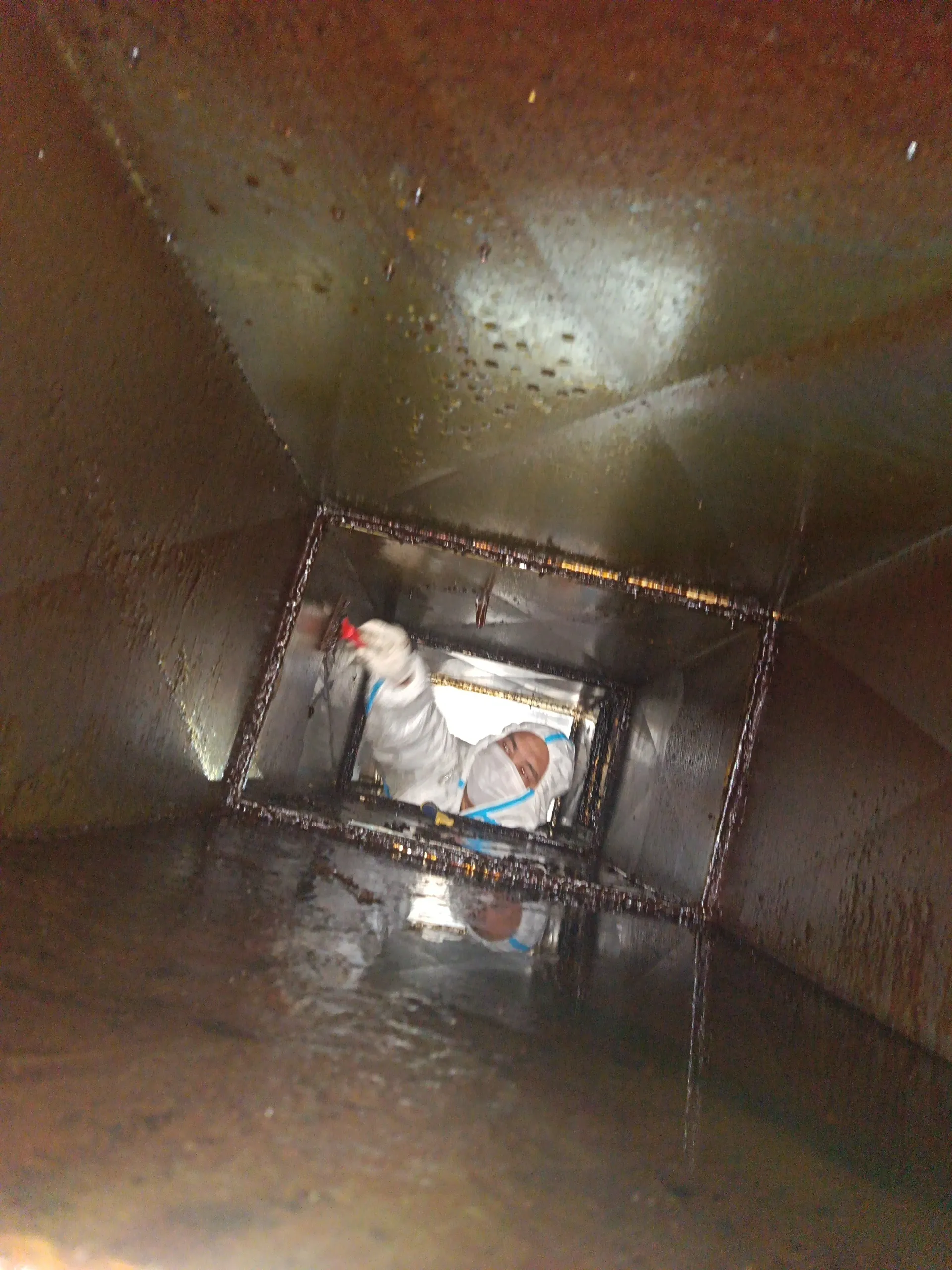 郑州二七区本地正规的排烟罩油垢清洗服务商 - 清洗前 - 郑州天得一国家一级资质团队作业实拍