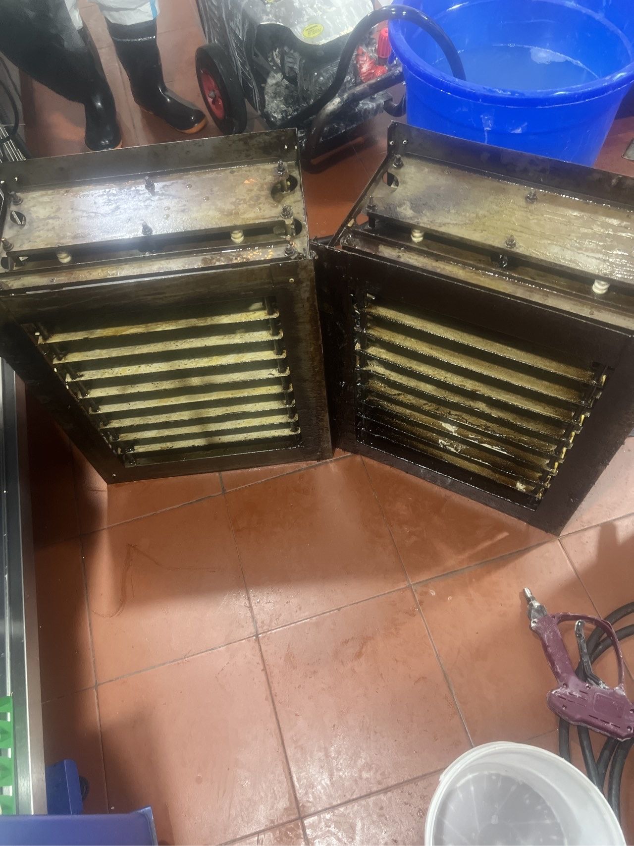 漯河本地专业油烟机清洗师傅 - 清洗前 - 郑州天得一国家一级资质团队作业实拍