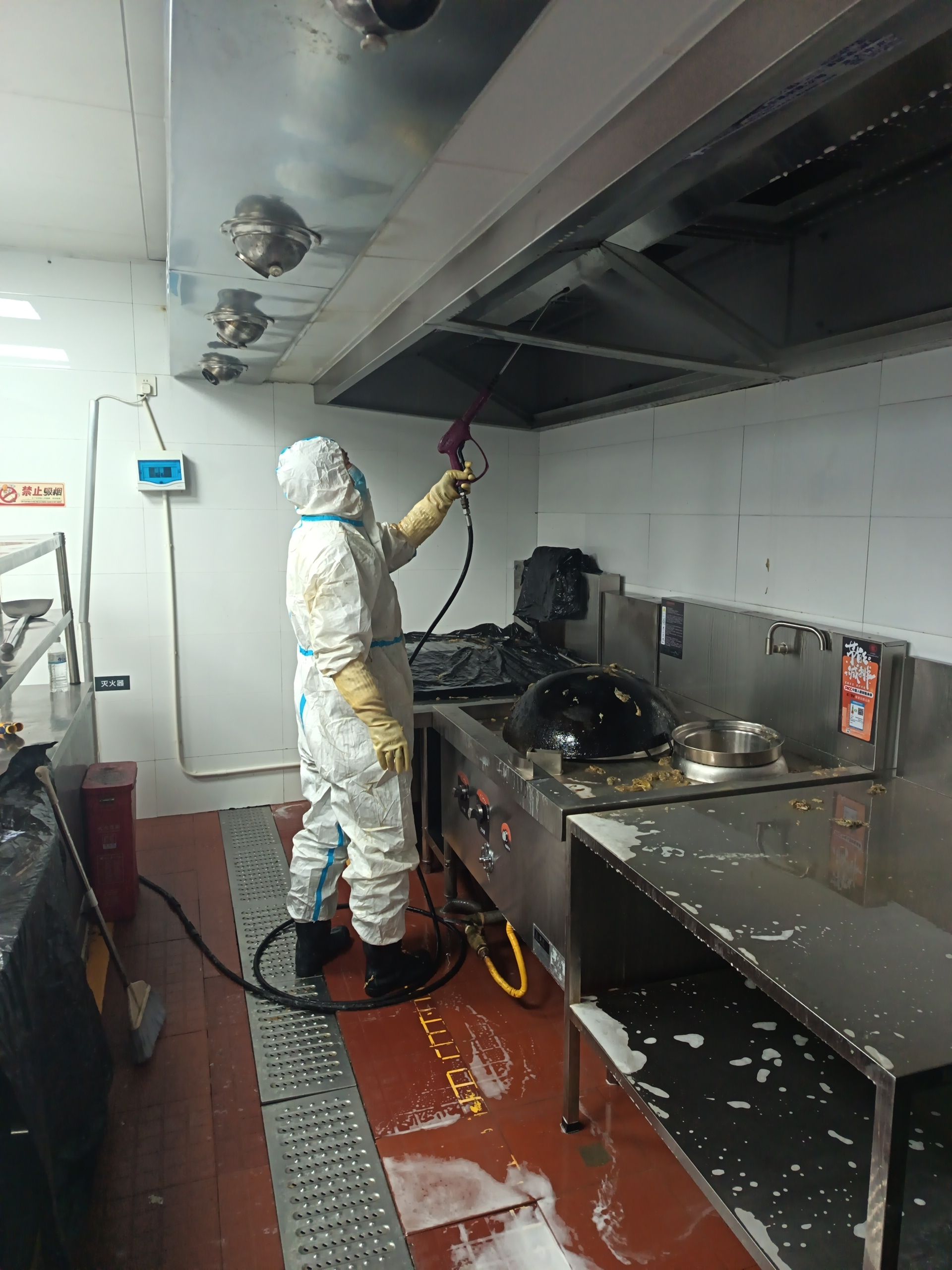 郑州惠济区饭店烟道清洗大概多少钱一米 - 清洗前 - 郑州天得一国家一级资质团队作业实拍