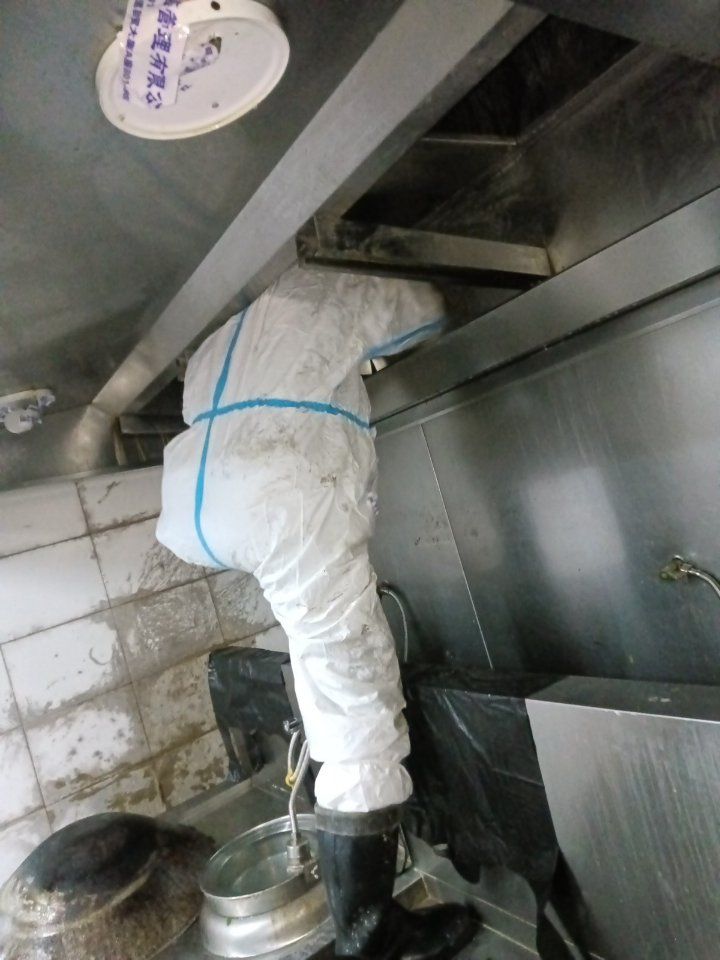 濮阳饭店烟道清洗方案，定制化服务满足不同厨房需求。 - 清洗前 - 郑州天得一国家一级资质团队作业实拍