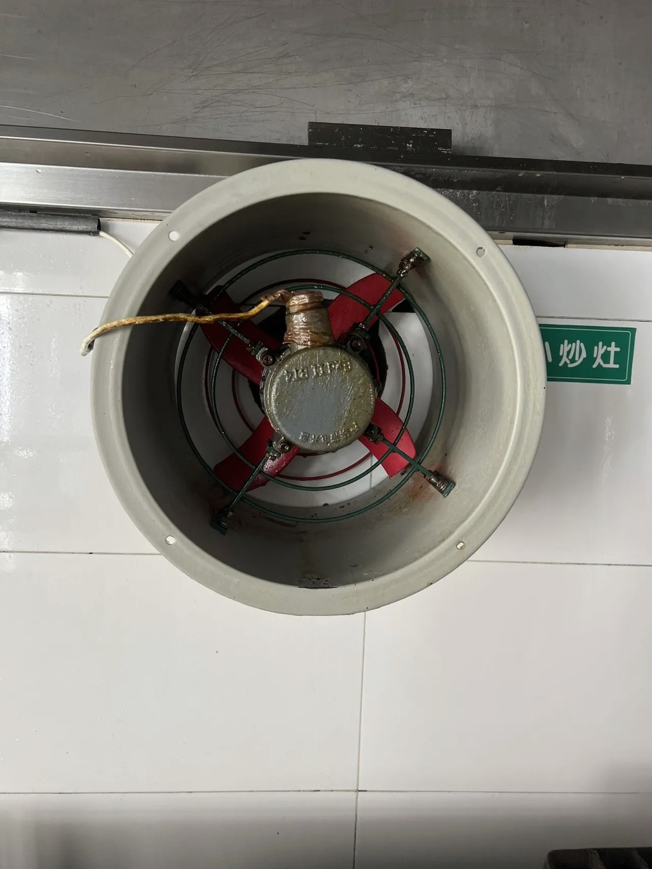 专业油烟机清洗:饭店厨房清洁中的异味去除 - 清洗后 - 机器人清洗高标准交付