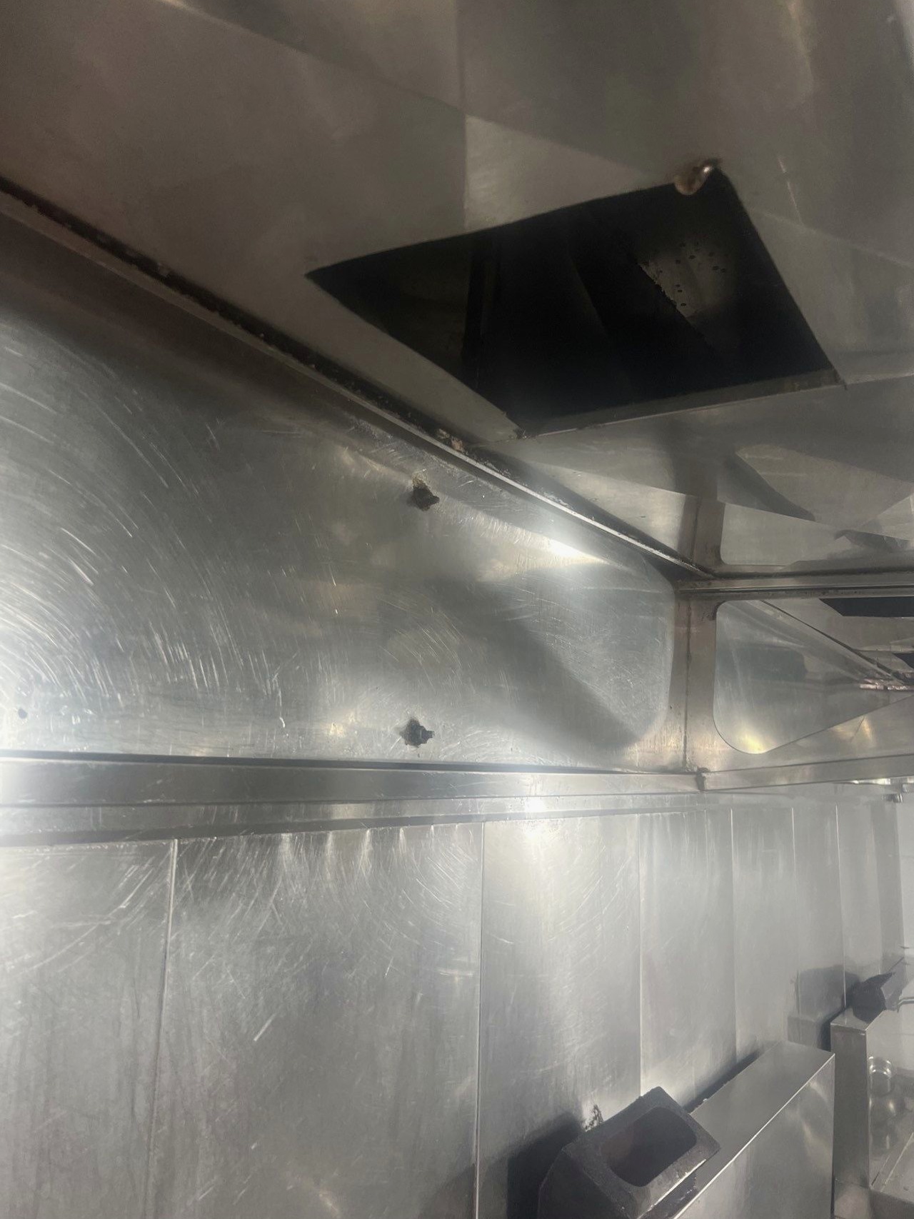 专业油烟机清洗:饭店厨房清洁中的空间利用 - 清洗后 - 机器人清洗高标准交付