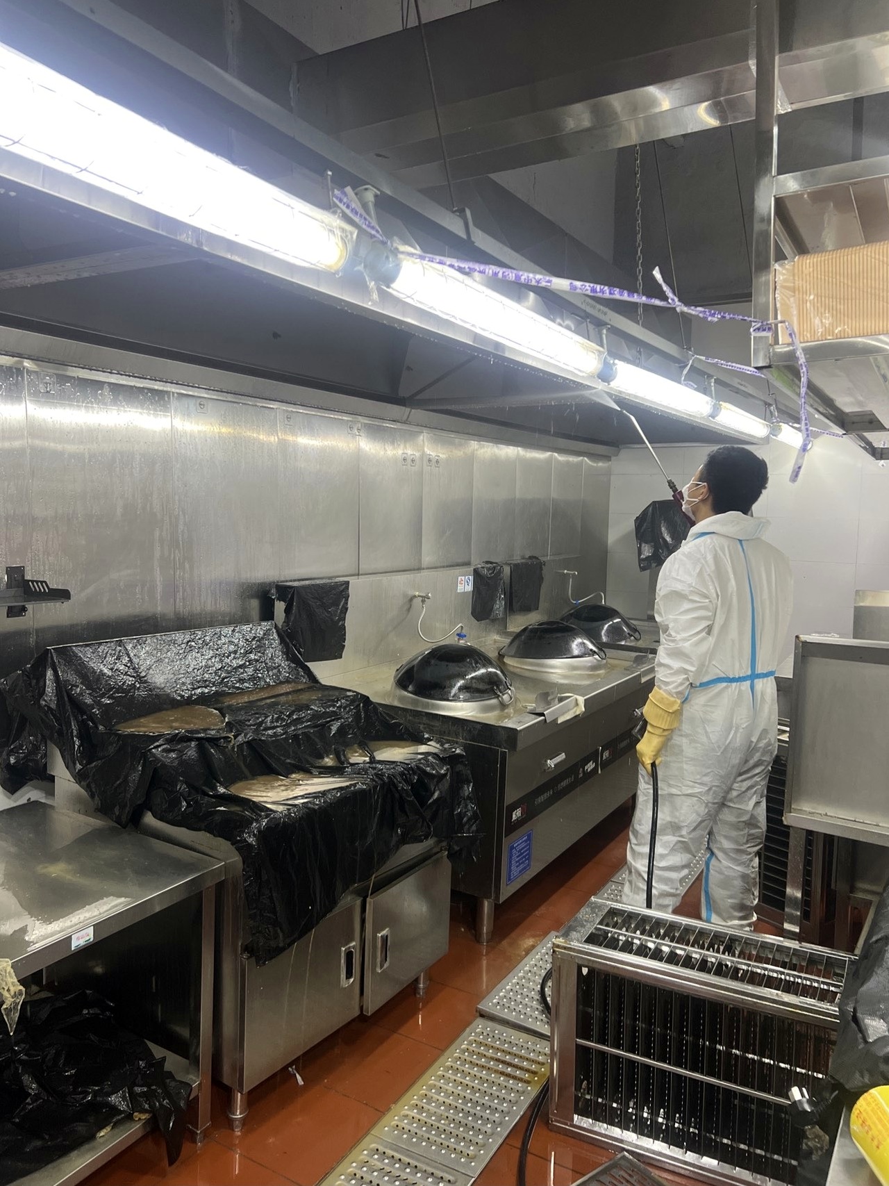油烟机深度清洁特惠季,厨房新风貌,清新生活每一天都精彩 - 清洗后 - 机器人清洗高标准交付