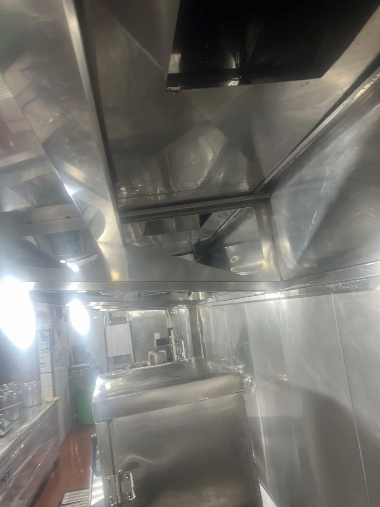 油烟机专业洗护,厨房空气再进化,烹饪时光更清新宜人 - 清洗后 - 机器人清洗高标准交付