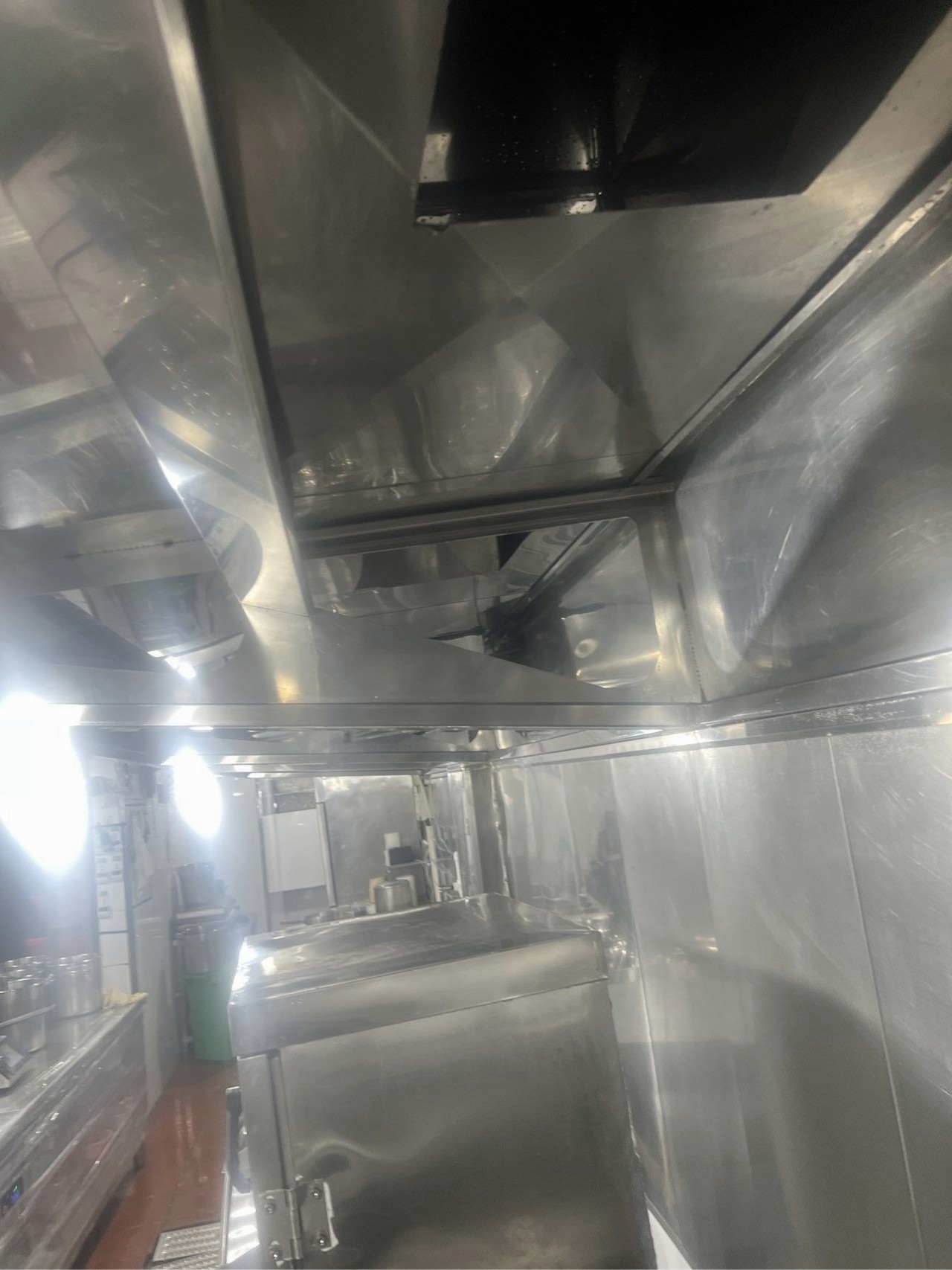 油烟机专业洗护，厨房空间焕然一新，烹饪更享清新环境 - 清洗后 - 机器人清洗高标准交付