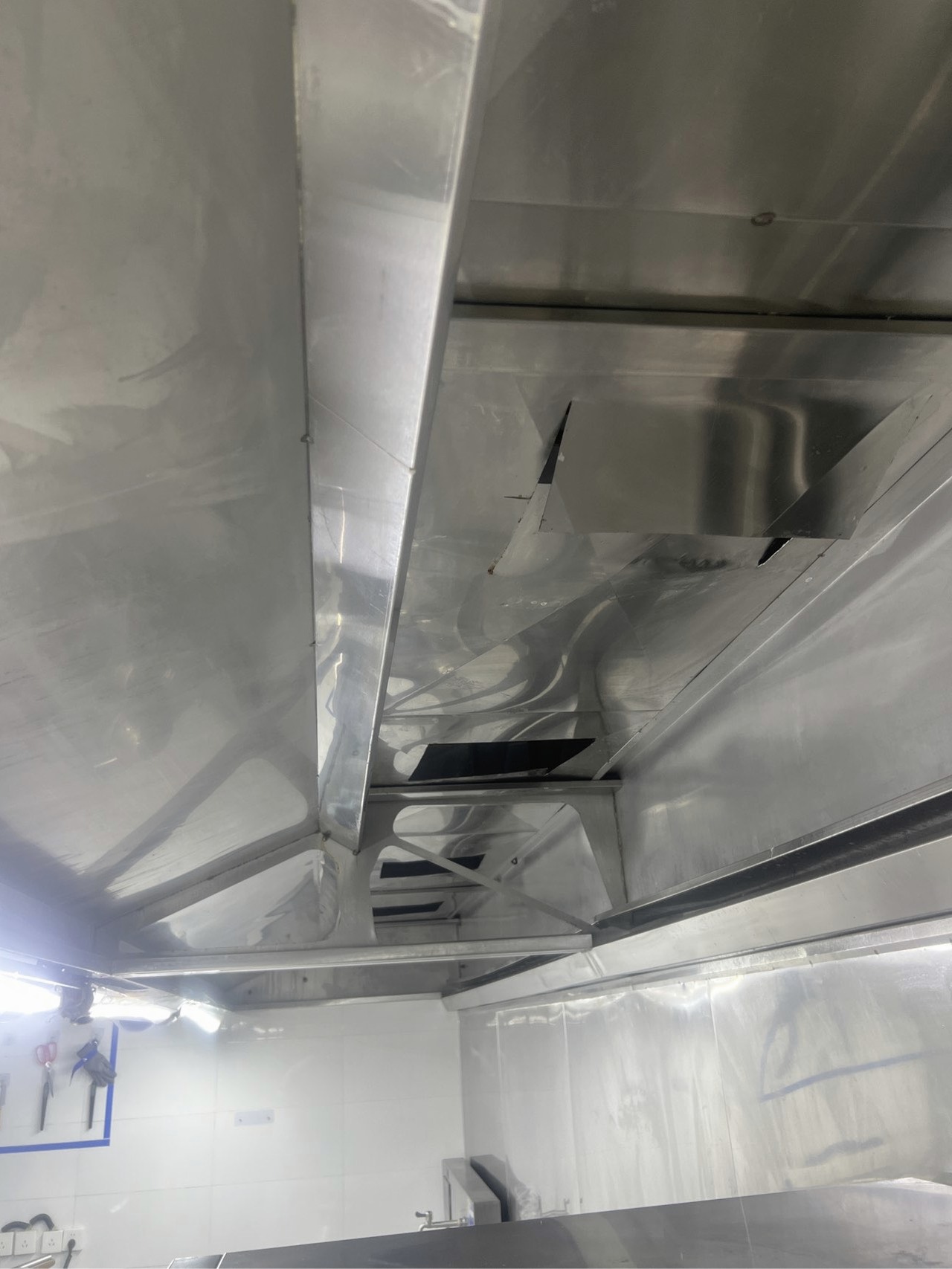  预防问题的大型油烟机清洗，定期保养，避免故障发生，延长使用寿命。 - 清洗后 - 机器人清洗高标准交付