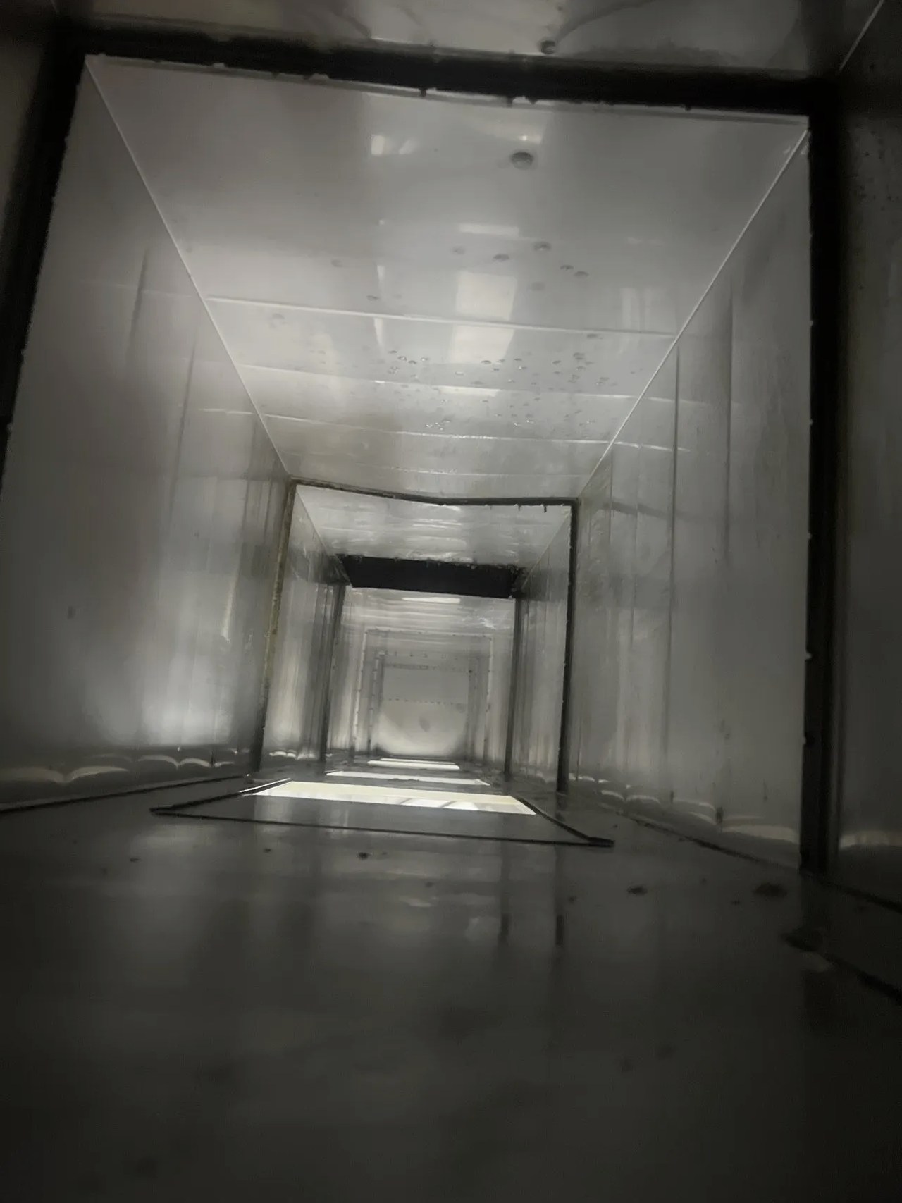 .经验丰富且专业的大型油烟机清洗，提供优质服务，赢得客户信赖。 - 清洗后 - 机器人清洗高标准交付