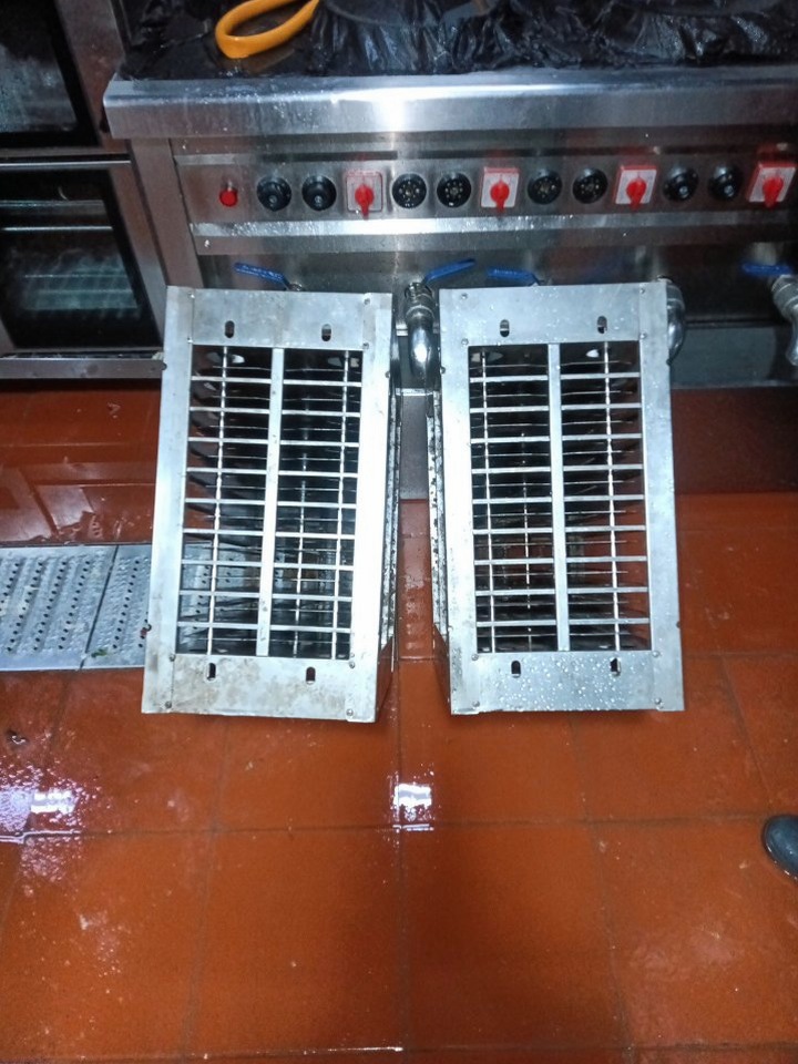  高端大型油烟机清洗，提供高效、专业的商用厨房清洁解决方案。 - 清洗后 - 机器人清洗高标准交付