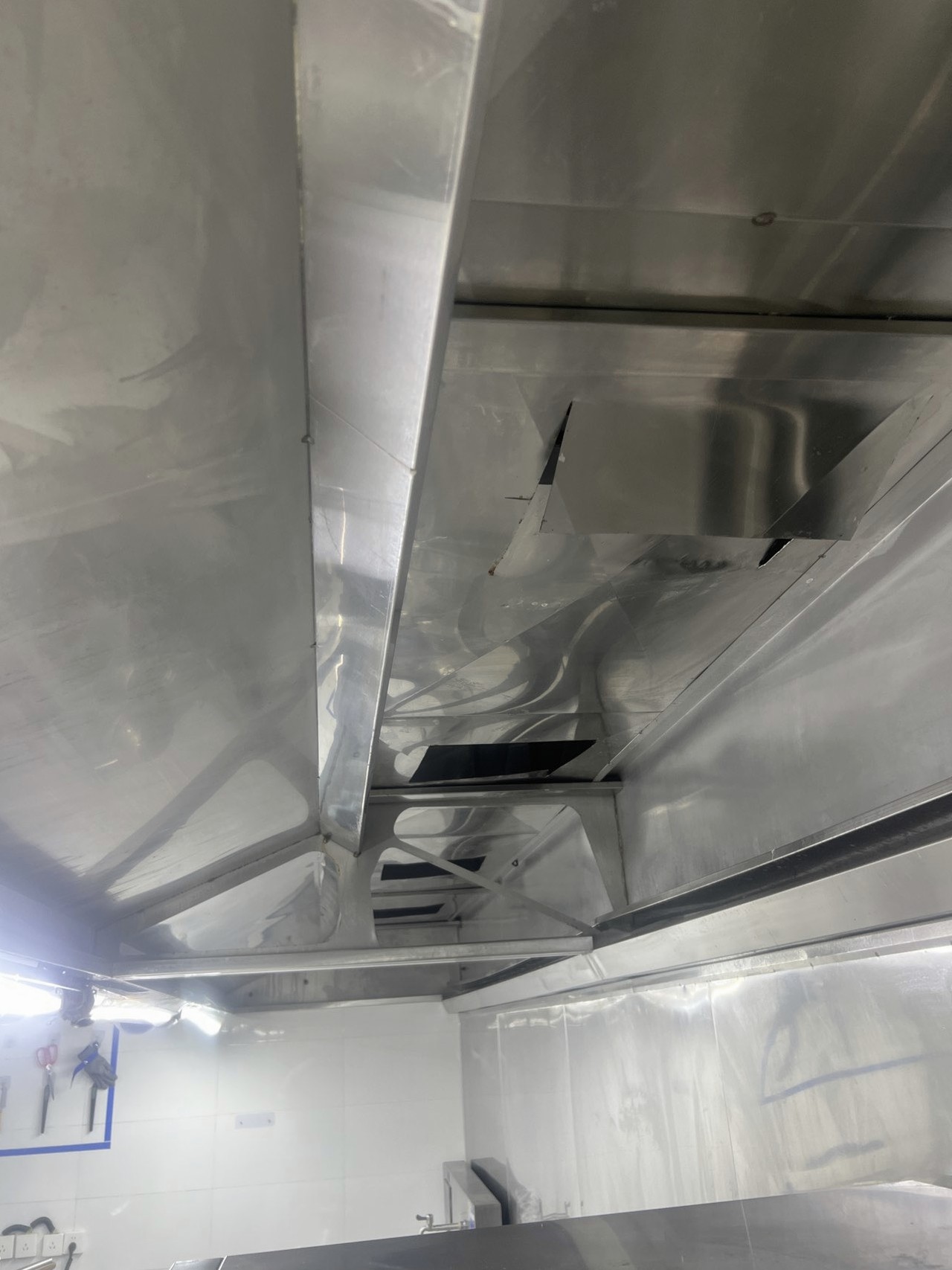 经验丰富的师傅大型油烟机清洗，上门操作，细致入微确保每一个角落都干净。 - 清洗后 - 机器人清洗高标准交付