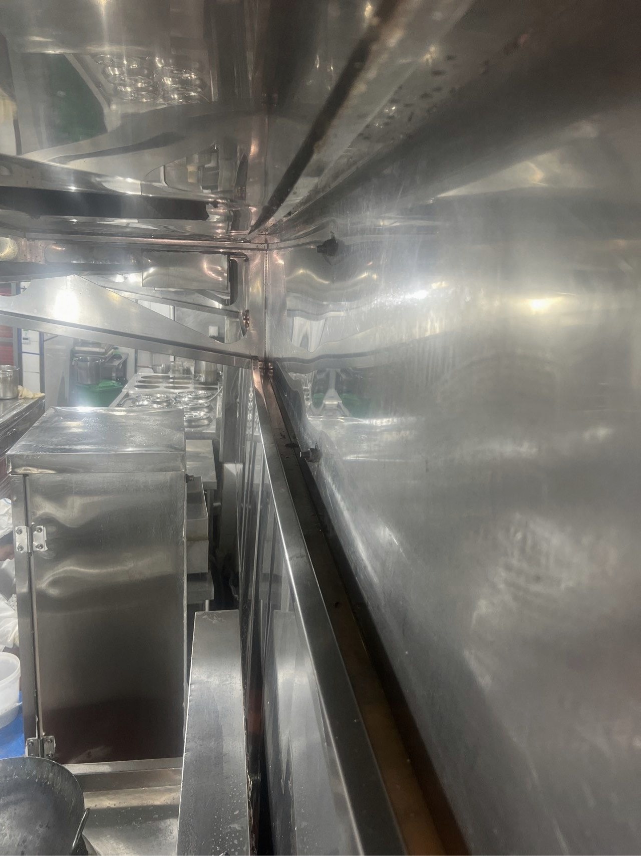 定期维护大型油烟机清洗，延长设备寿命，提升工作效率和安全性。 - 清洗后 - 机器人清洗高标准交付