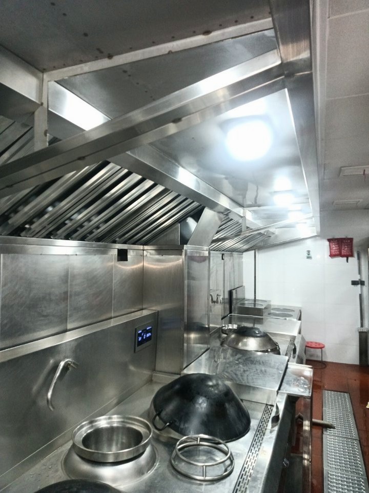  大型油烟机清洗，专业团队，快速解决油污难题。 - 清洗后 - 机器人清洗高标准交付