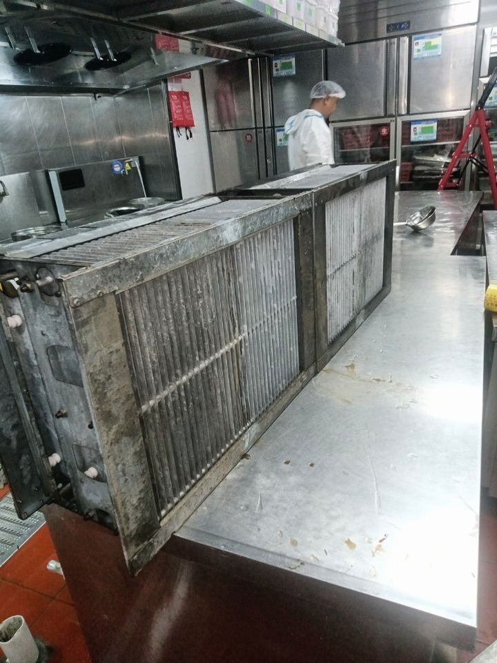大型油烟机定期清洗，精心呵护您的商业厨房。 - 清洗后 - 机器人清洗高标准交付