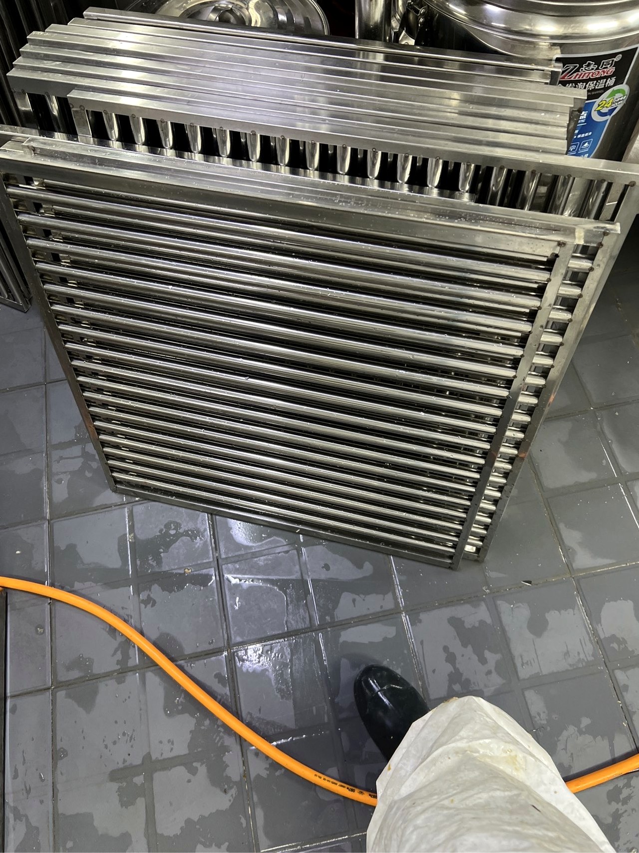 大型油烟机排烟系统清洗，确保通风顺畅，减少火灾隐患。 - 清洗后 - 机器人清洗高标准交付