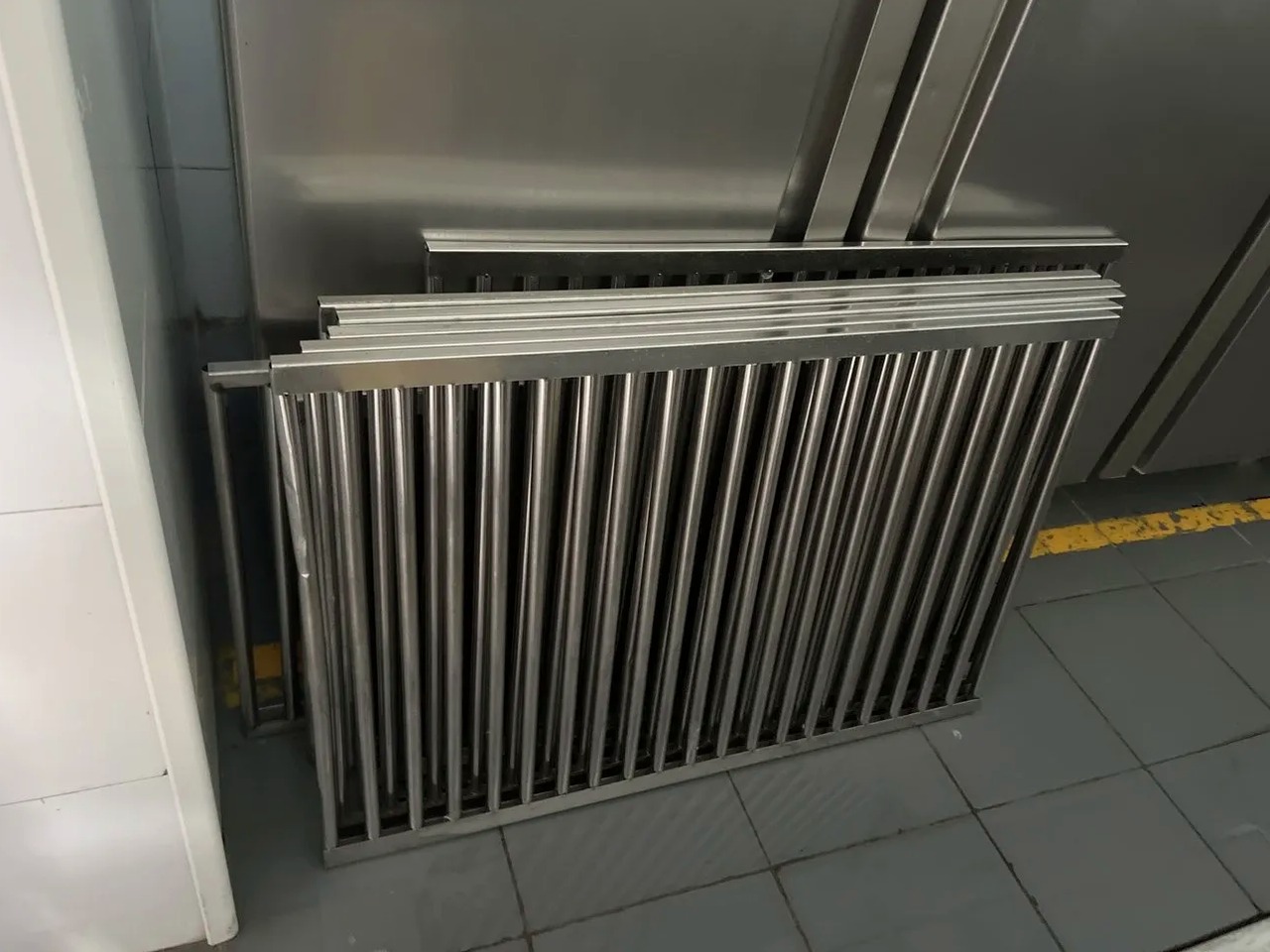 提供大型油烟机清洗服务，经验丰富的师傅上门操作。 - 清洗后 - 机器人清洗高标准交付