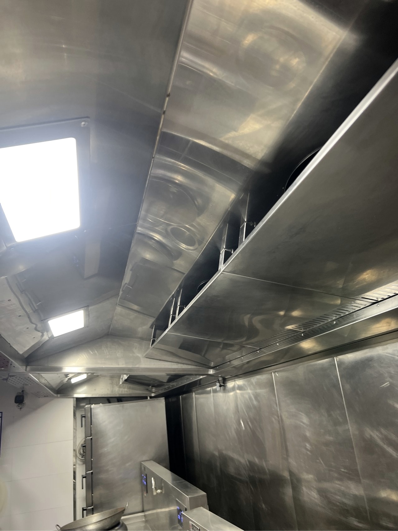  餐厅大型油烟机清洗，高效清除油污，打造清新工作环境。 - 清洗后 - 机器人清洗高标准交付