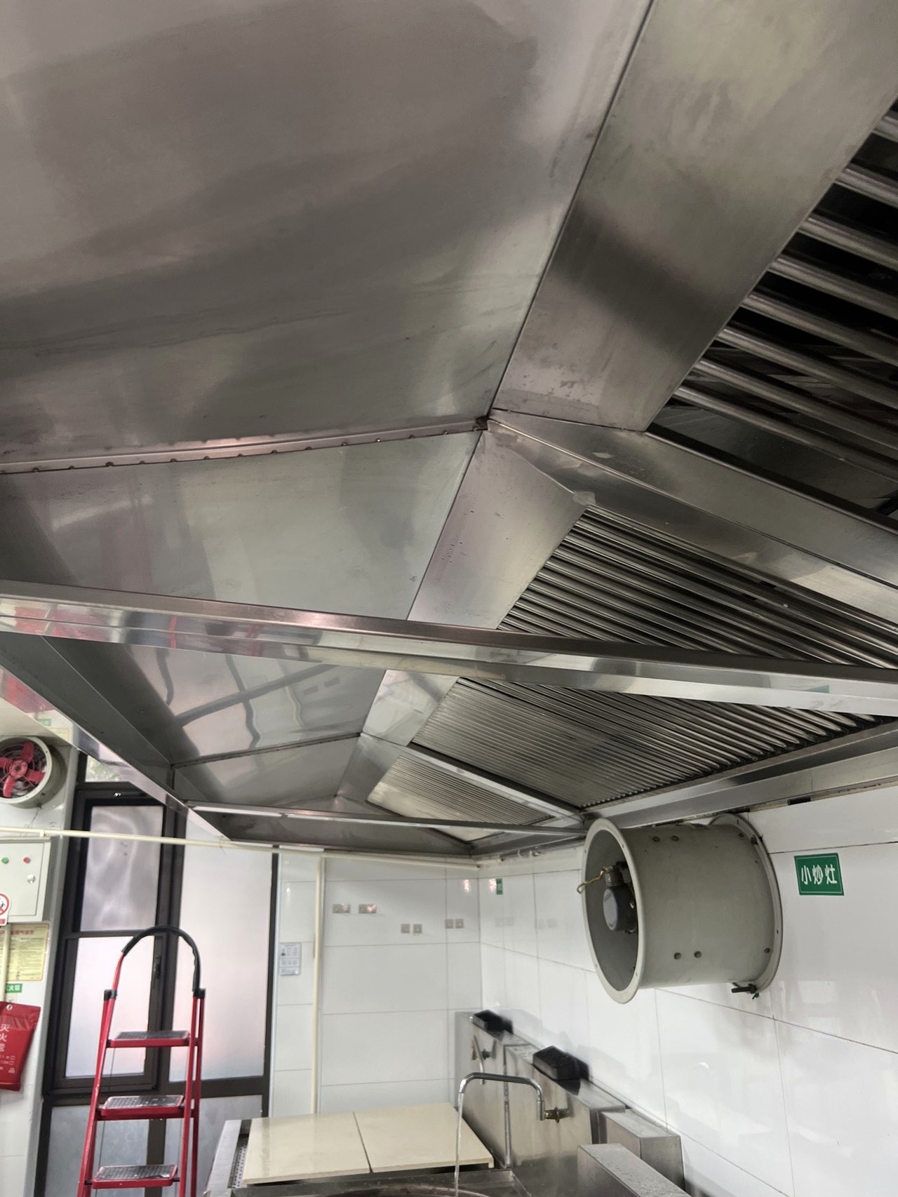 大型油烟机设备清洗，快速响应，为您的企业节省时间和成本。 - 清洗后 - 机器人清洗高标准交付